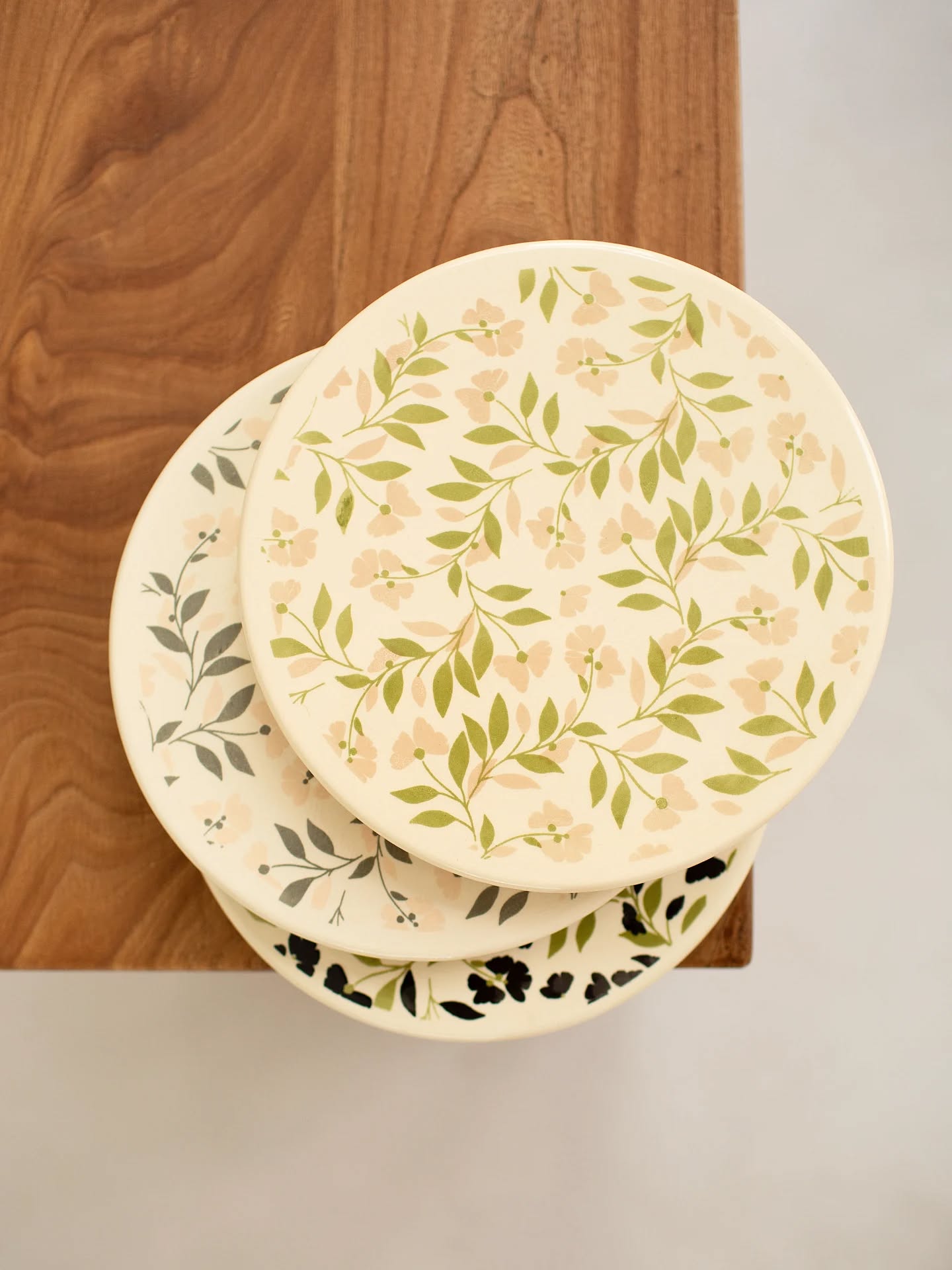 Flori le nouveau motif de nos dessous de plat!
Venez les découvrir à la boutique, sur le site ou ces prochains jours à Maison & Objet
.
.
.
#poussieredesrues #serigraphie #artdelatable🍽 #artisan #dessousdeplat