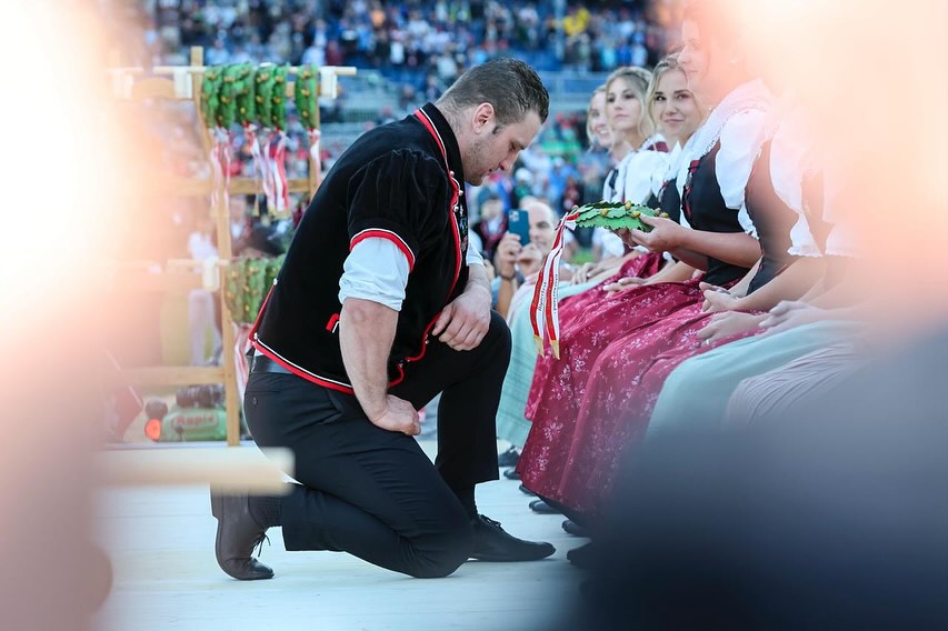 Wir sind immer noch etwas sprachlos..
So viele Emotionen überall..
📸: Erwin Keller
#Schwingen #Graubünden #Tradition #ESAF #Mollis #Schwingerkönig