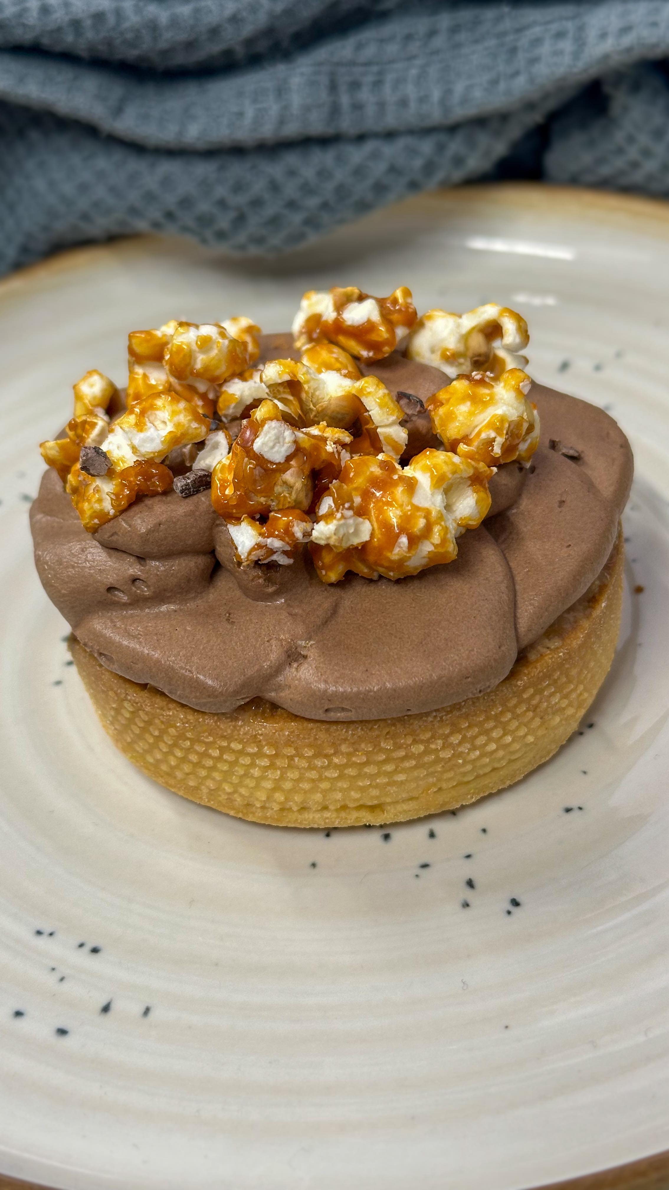 Un soir, une envie de pop corn 🍿& de chocolat 🍫 devant @topchefm6 of course !
& c’est ainsi que le dessert signature Popcorn Chocolat est sorti de l’imagination du chef jusque dans sa cuisine & que certain(e)s d’entre vous ont déjà dégusté dans leurs assiettes ! 🍽️
Alors en un mot ce dessert vous inspire quoi ? 🫠
#sweetandsaltedbourges
#popcornsucré #chocolatpopcorn #dessertsignature #frenchchef #bourges #gastronomicfood #yummytime #sweet #foodlover #bourges #hellobourges
