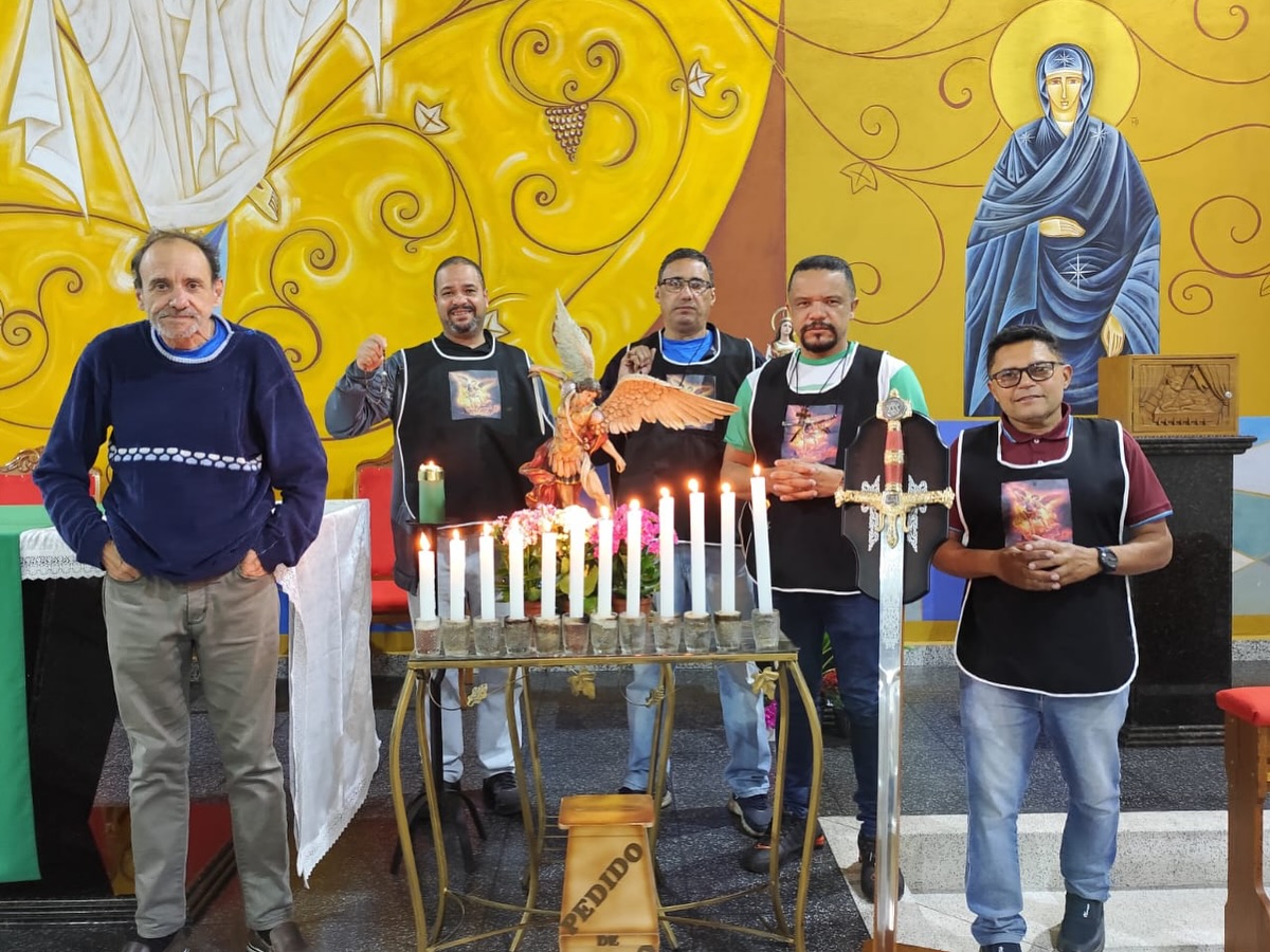12º dia da Quaresma de São Miguel 🛡⚔️
(Quinta-feira 28/08)
A certeza da vitória de Deus em nossa vida por meio do Arcanjo São Miguel nos enche de esperança nesse tempo tão especial para a Igreja e para nós, seus devotos.
Quaresma em honra do glorioso Príncipe dos Anjos, nos colocamos debaixo de sua proteção e invocamos seu auxílio em nossas necessidades.
Que ao longo desses 40 dias tenhamos a graça de uma intimidade com Deus, por meio de São Miguel, e que os santos anjos nos acompanhem a cada dia!
PARTICIPE, hoje sexta-feira 29/08 13° dia às 20h.
⛪️Igreja Santa Luzia
📍Rua Clara Muchine Costa, 351 Jd. Saporito Taboão da Serra -
ℹ️Info: Tel: 11 4137-8399 WhatsApp: 11 4139-1821
#paroquiasaopedroapostolo #paroquiasaopedro #paroquiasaopedrotaboao
#pspa.#Rezeconosoco #IgrejaMatrizSaoPedroApostolo #IgrejaNossaSenhoradasGraças #IgrejaMariaMaedaIgreja #IgrejaNossaSenhoradeFatima #IgrejaSantaLuzia
