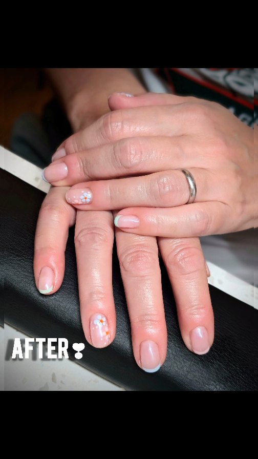 Fresh & Natural 😍
Soft French with a playful twist.
A little color, a little bloom, and nails that stay classy but fun.
#NaturalNails #CNDshellac #FloralNails #FrenchManicureWithATwist #NailArtLovers
#lno_boutique