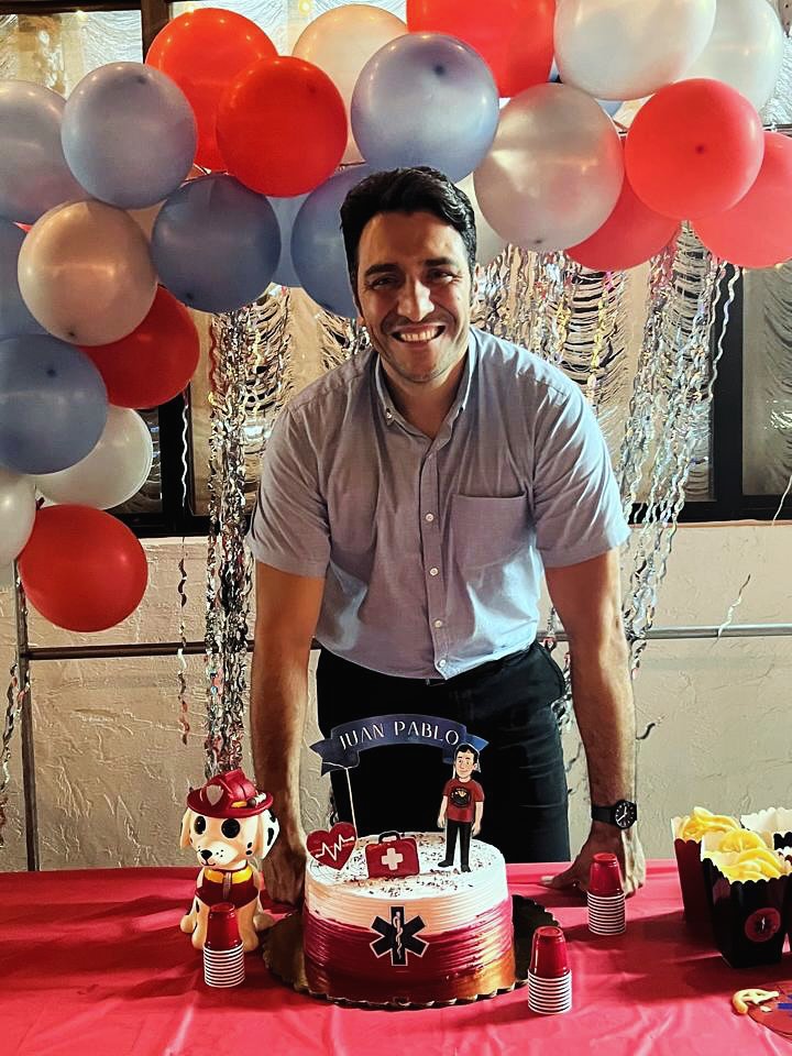 GRACIAS POR LA SORPRESA!🥹🥳🫀🎶🚑
Ayer mi equipo me organizó una fiesta sorpresa por la culminación de mi Academia de Paramédico!🚑🩺⚕️
En realidad fue muy emotivo e inesperado,
las quiero mucho y les agradezco el gesto tan grande🫀❤️🩹
#teamavanza #emt #vamospormás #fiestasorpresa