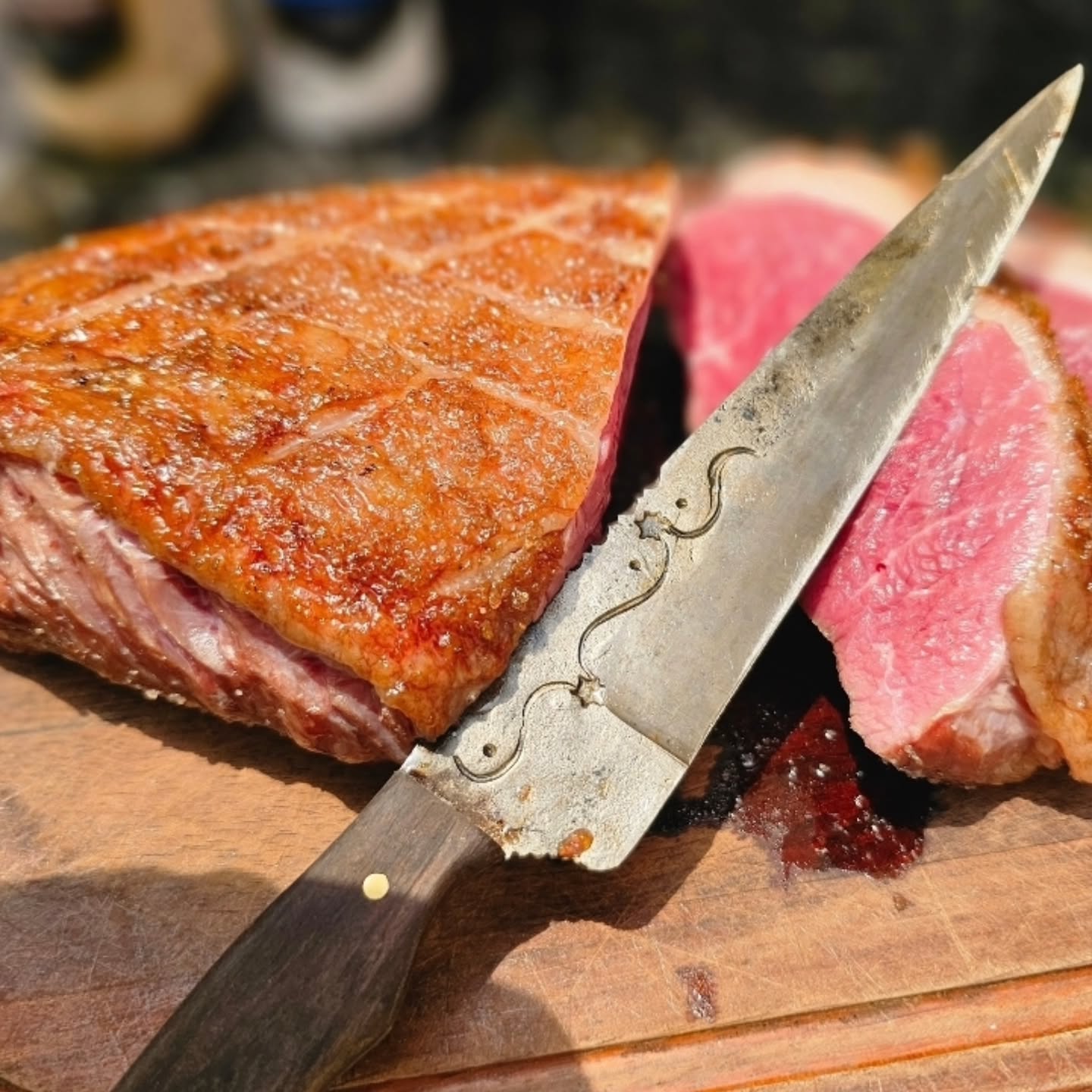 🌧️ Chuva lá fora, 🔥 brasa acesa aqui dentro.
Fim de semana pede conforto… e nada conforta mais do que uma picanha estalando na tábua, suculenta e no ponto.
Porque se tem chuva, que seja com churrasco bom e gente boa por perto. 🍻🥩
👉 Quer viver essa experiência no seu evento? Me chama no direct e bora marcar a data!
#EntreCorteseCores #ChurrascoInclusivo #ChurrasDeVerdade #PicanhaNaBrasa #SaborQueUne #Indaiatuba #Campinas #ChurrascoGourmet #carne