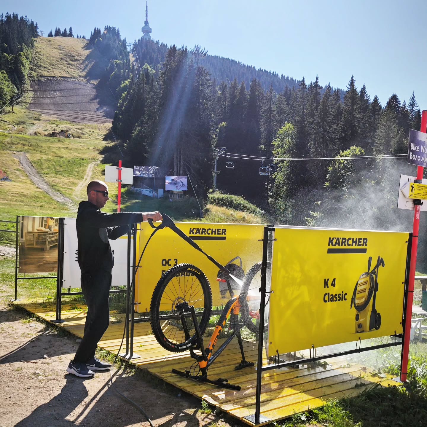 В края на деня е време да се погрижим за колелата на специално обособената ни веломивка, която се ползва свободно от всички посетители на парка! 🔛💦🚵
Мивката е оборудвана с нови и надеждни водоструйки от @kaercher_bulgaria, готови да отмият всяка мръсотия, прах и кал от любимите превозни средства! 😜👌
#veloparkpamporovo #bikewash #kärcher #bulgaria #keepitclean #love #your #bike