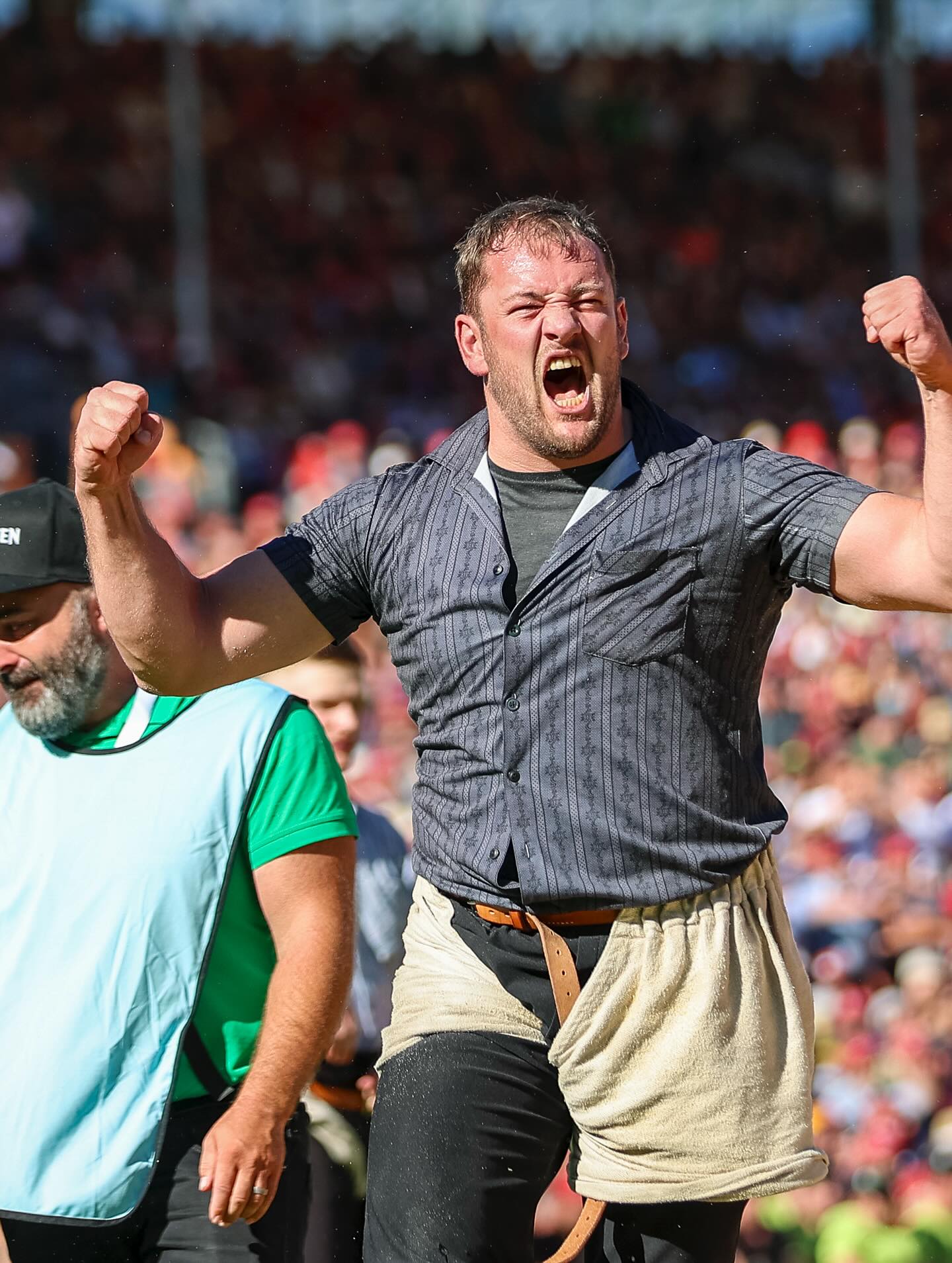 Rang 9g und erstes Eidgenössisches Eichenlaub – Christian Biäsch belohnte sich gestern für eine starke Saison, den grossen Aufwand und die vielen Fortschritte der letzten Jahre. Über 40 Jahre nach Andreas Ambühl (zweifacher Eidgenosse 1980/1983) darf der @schwingerverband_davos wieder einen Eidgenossen aus seinen Reihen feiern. Die Freude und Erleichterung werden auf den Fotos spürbar.
📸: Erwin Keller
#Schwingen #Tradition #Graubünden #ESAF #Mollis #Glarus #Davos #Sertig