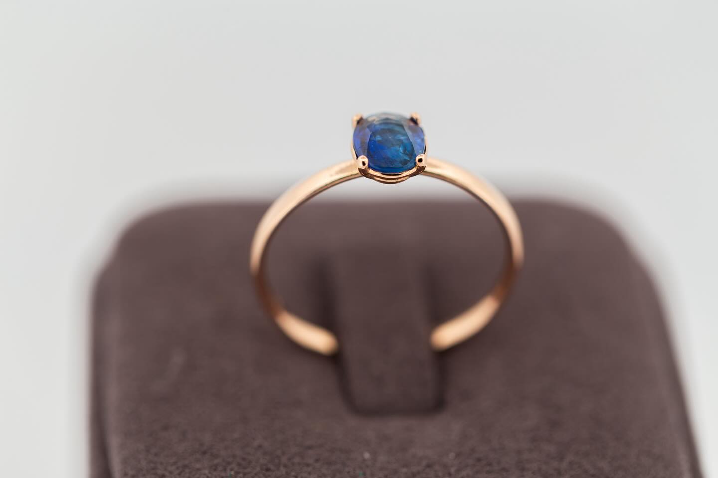 Ganz Neu 🌟 Unser Ring aus 14K Roségold und einem oval facettiertem Saphir 💍
#saphir #ring #schmuckladen #göttingen #handgemachterschmuck