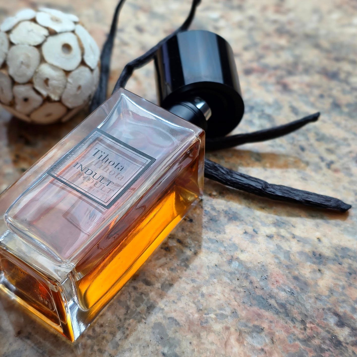 Vanilla bean dream. Tihota is straightforward and addictive.
.
.
.
.
.
.
.
Notes: Vanilla and Musk
.
.
.
.
.
.
.
#perfume #perfumecollection #nicheperfume