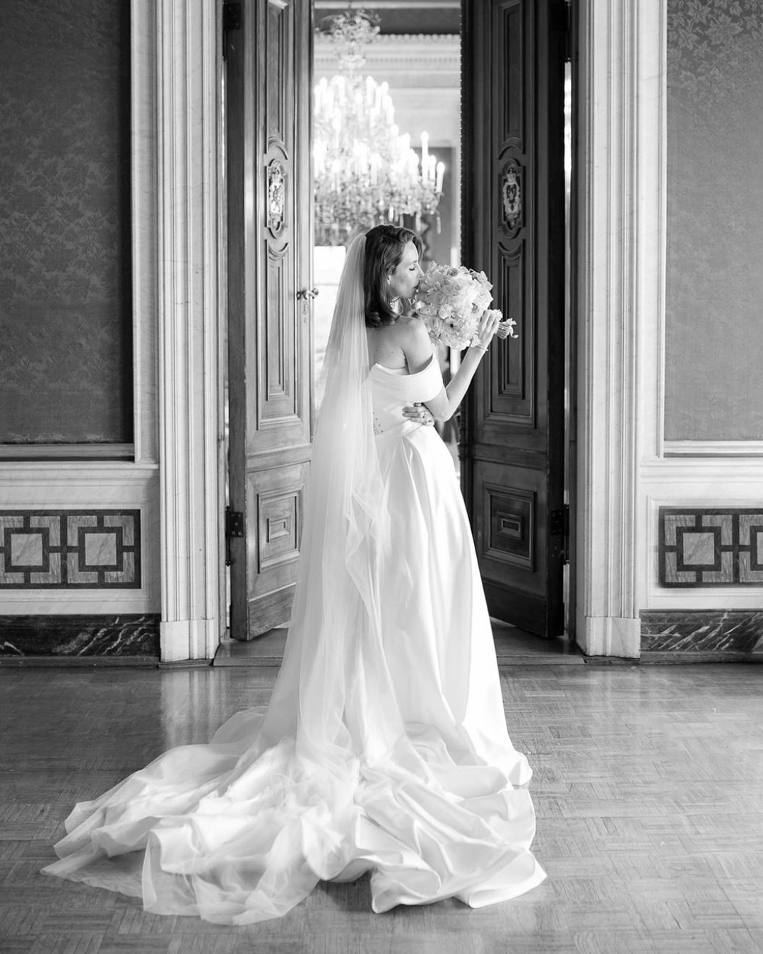 Von der zarten Vorfreude bis zu den stilvollen Momenten voller Emotionen – jede Szene erzählt von Liebe, Anmut und zeitloser Schönheit.
Eine Hochzeit, die nicht nur gefeiert, sondern gelebt und gefühlt wird
Planung: @kola_weddingz & @annettzollfeldt_fotografie
Foto: @sandraschroeder.weddings
Location: @schloss_albrechtsberg_dresden
„Luxury Content Experience by Annett Zollfeldt Fotografie × KOLA weddingz & parties“
#finearthochzeit #fineartweddingphotography #hochzeitsfotografieelegant #luxuryweddingphotography #hochzeitsfotografdeutschland #hochzeitsfotografschweiz #hochzeitsfotografösterreich #hochzeitsfotografmagdeburg #hochzeitsfotografhannover #hochzeitsfotografberlin #hochzeitsfotografleipzig #hochzeitsfotografhalle #hochzeitsfotografluzern #luxuryweddinggermany #luxuryweddingswitzerland #luxuryweddingaustria #hochzeitsreportageschweiz #hochzeitsreportagedeutschland #hochzeitsreportageösterreich #elegantehochzeit #hochzeitsschweiz #hochzeitdeutschland #hochzeitösterreich #schlosshochzeit #luxushochzeit #braut2025 #brideinspiration #weddingdaymoments #authenticweddingphotography #weddingeurope