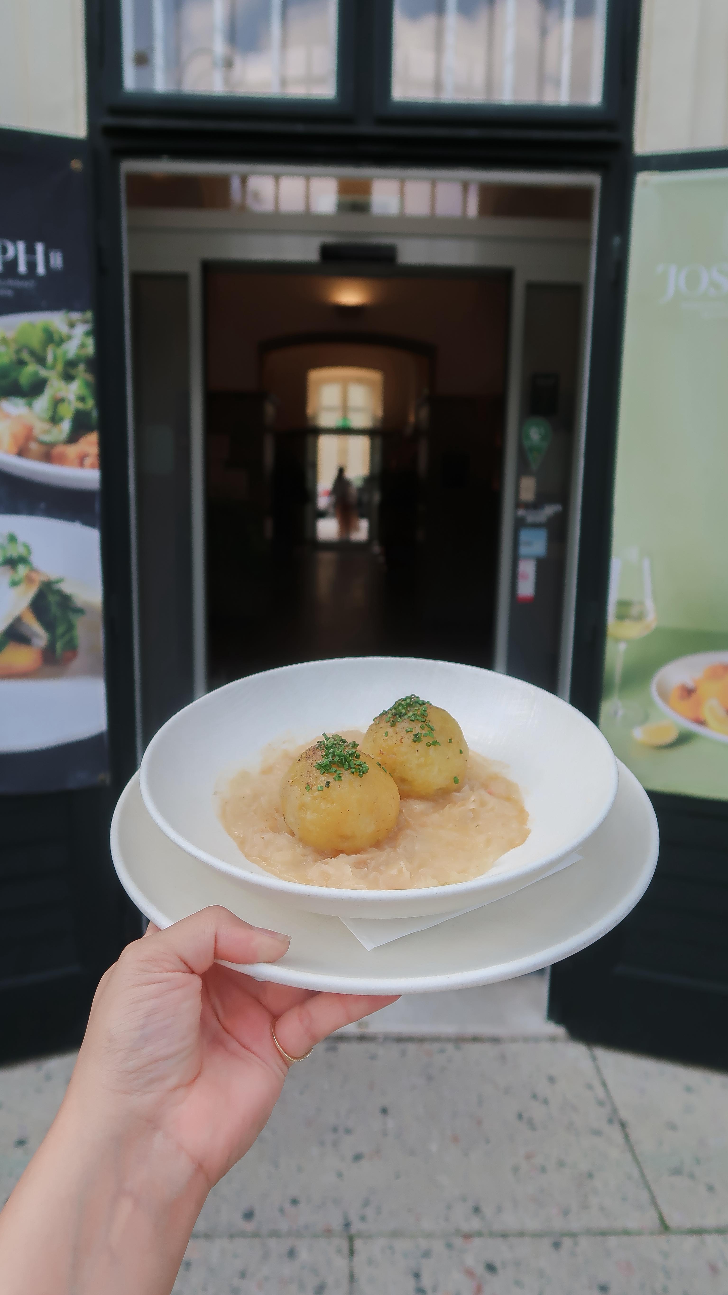 Scharfe Messer sind das A und O in jeder Küche 🔪✨ Andi zeigt euch, wie man sie richtig wetzt – und dabei die Fingerkuppen schützt 😉👌
#SchlossSchönbrunn #Vienna #VisitVienna #VisitSchlossSchönbrunn
#Joseph2 #WienGenießen #Restaurant #RestaurantWien #Wien #Vienna #FoodGuideVienna #Foodguide #WienerKüche #visitVienna #SHIGroup #Wein #WienerWein