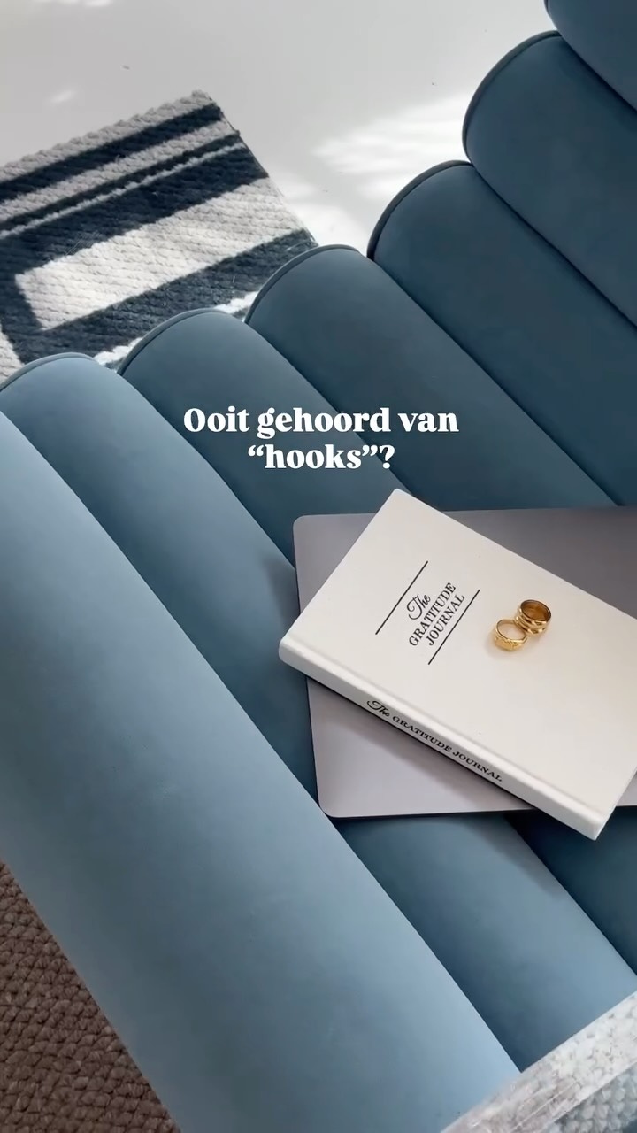 Maak jij nog geen gebruik van hooks? Dan is deze post voor jou!
Een hook is de eerste zin of boodschap die de aandacht van je publiek trekt. Het is de “haak” die ervoor zorgt dat mensen stoppen met scrollen en verder lezen. In een wereld waar iedereen snel scrolt, is het essentieel om direct de interesse te wekken.
Voorbeelden van hooks zijn:
- 3 Dingen die je had willen weten voordat je ....
- Wat als we je vertellen dat ....
- We hebben jouw mening nodig over (een nieuw product)
- Wist je dat (interessant feit over jouw bedrijf) zorgt voor ...
- Ben jij ook altijd op zoek naar (oplossing voor een probleem)?
Naast tekstuele hooks zijn visuele hooks in video’s ook erg belangrijk.
Tip: spot interessante hooks tijdens het scrollen en sla deze direct op als inspiratie om in te zetten voor jouw content.
#contentinspiratie #hooks #hookideas #haakjes #hooksforinstagram #instagramhooks #instagramstrategie #contentkalender #socialmediaidee
