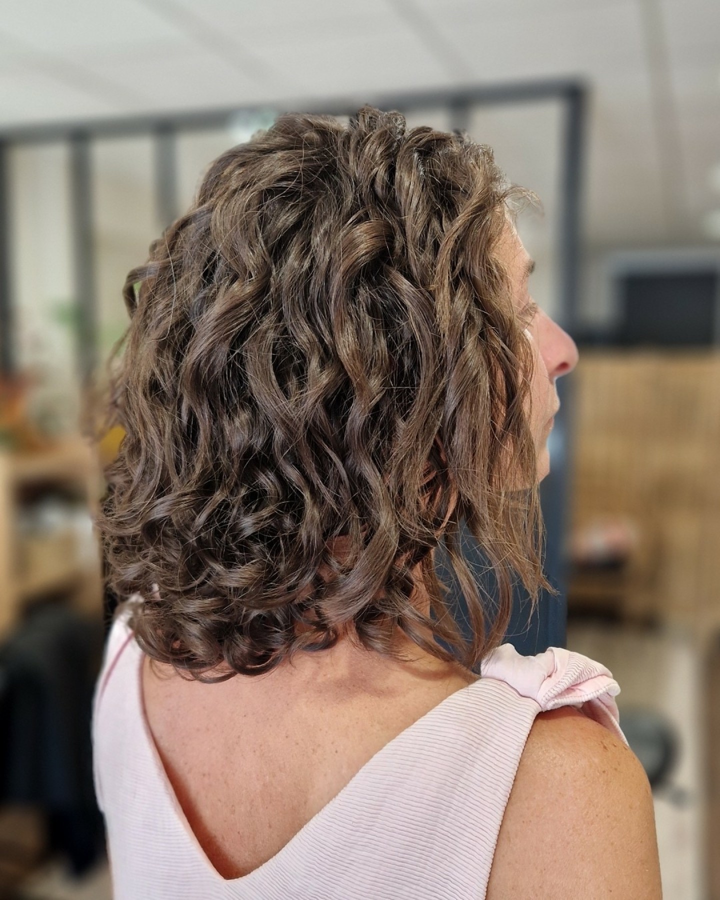 Des ondulations redessinées et sublimées 💫
Une coupe adaptée, et les cheveux reprennent tout leur mouvement naturel avec plus de volume et de texture 🌸