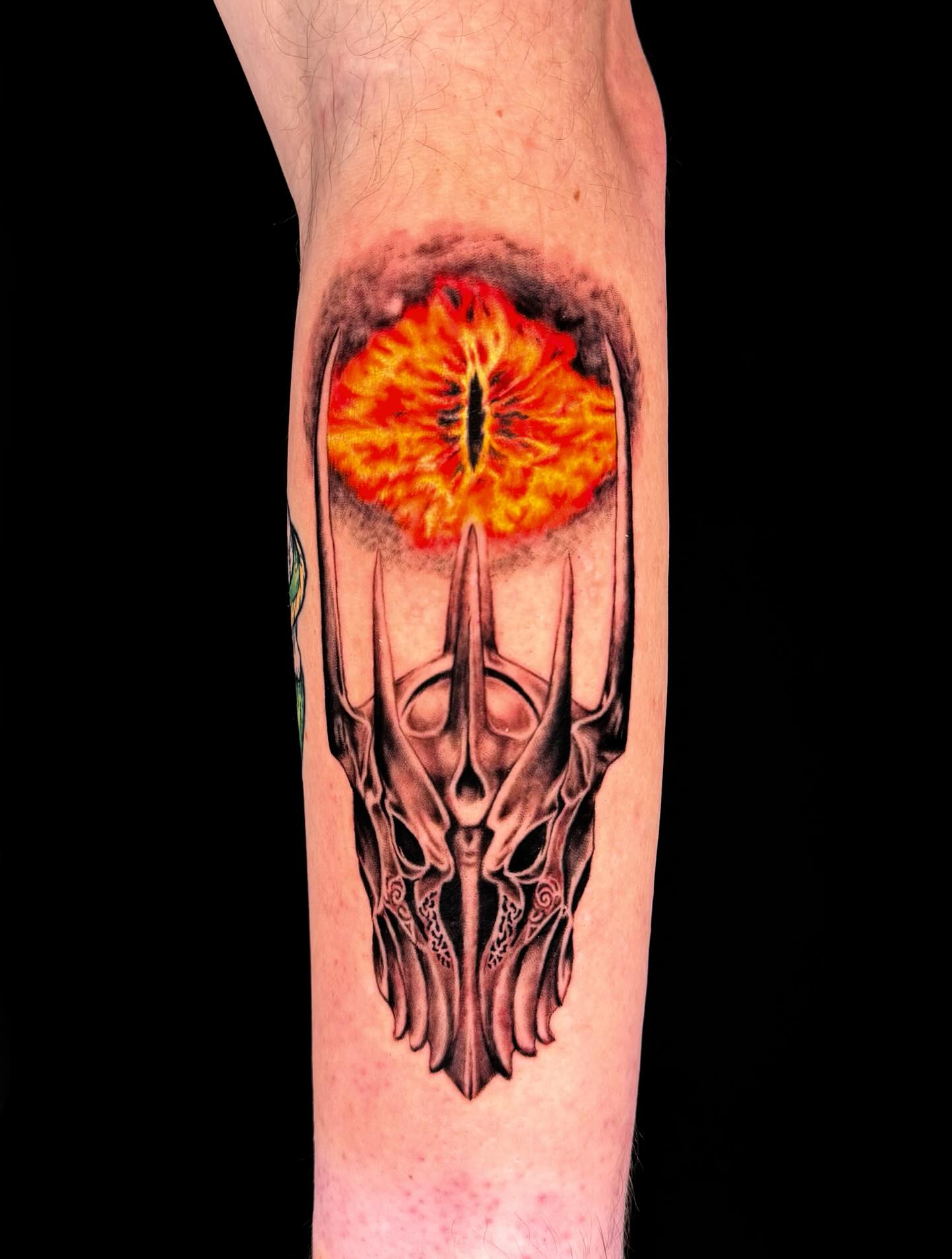 My first and definitely not my last Lord of the Rings tattoo! LOTR is the best trilogy of all time and I will DIE on this hill 😤
Done in April 2025 :)
Thank you for the trust @jacobwulfkuhle 🙏🏼
#tattoo #tattooartist #arizonatattoo #arizonatattooartist #femaletattooartist #lotr #sauron #eyeofsauron #colortattoo #blackandgreytattoo