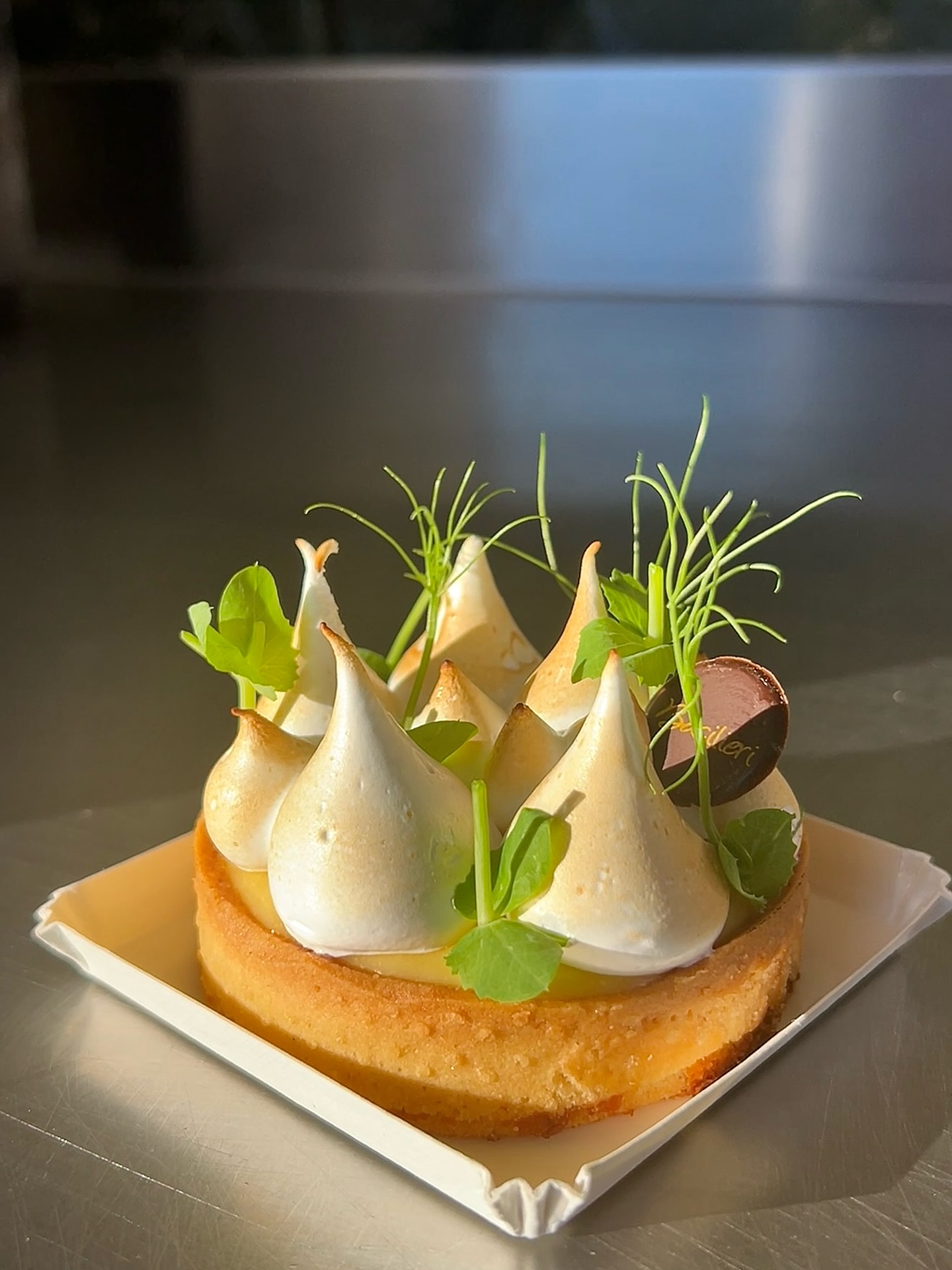 Godiamoci queste ultime calde giornate estive con questa monoporzione meringa e limone 🍋
.
.
.
.
#bacilieri #pasticceriabacilieri #limone #meringa #pastry #pastrylove