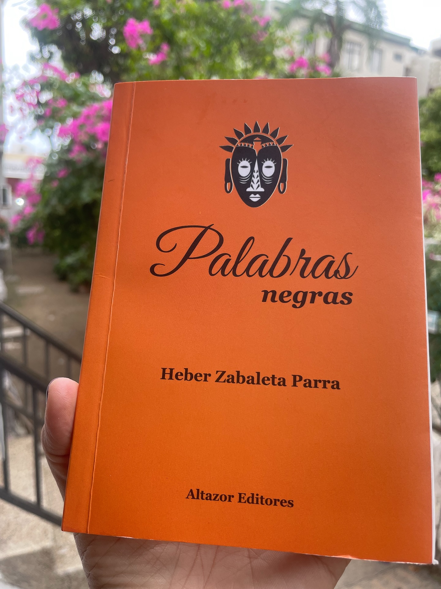 🖤PALABRAS NEGRAS🖤
#martesderecomendarlibros
🪘Un poemario que sabe de ritmo, de fuerza, de lucha y libertad. Su prosa celebra la herencia africana de Heber Zabaleta Parra; su historia e identidad con dos territorios colombianos —Cartagena y Neiva—ciudades que han marcado su vida, conciencia y destino.
.
.
☀️🌊Huele a sol y a mar. En sus páginas se siente el calor sofocante de Cartagena y la música vibrante que en esta ciudad se escucha por todas partes al anochecer. También se puede sentir el viento espeso de las montañas y el sonido de los bambucos y sanjauaneros de Neiva; dos localidades sagradas para este periodista y escritor⛰️🎶.
.
.
📙El libro es pequeñito, cabe en una mano y se lee en una sentada. Pareciera que sus versos están escritos con lentitud y por alguien que sabe observar con calma. ¡Me encantó!
.
.
🙋🏽♀️Señor Heber Zabaleta Parra, un saludo especial👏🏾👏🏾👏🏾 Me dio mucho gusto leer su poemario.
.
.
#HeberZabaletaParra #poesiacolombiana #ellibrorecomendadodelasemana #literaturacolombiana
#escritor #poemario #palabrasnegras #lachazaysuslibrosbonitos