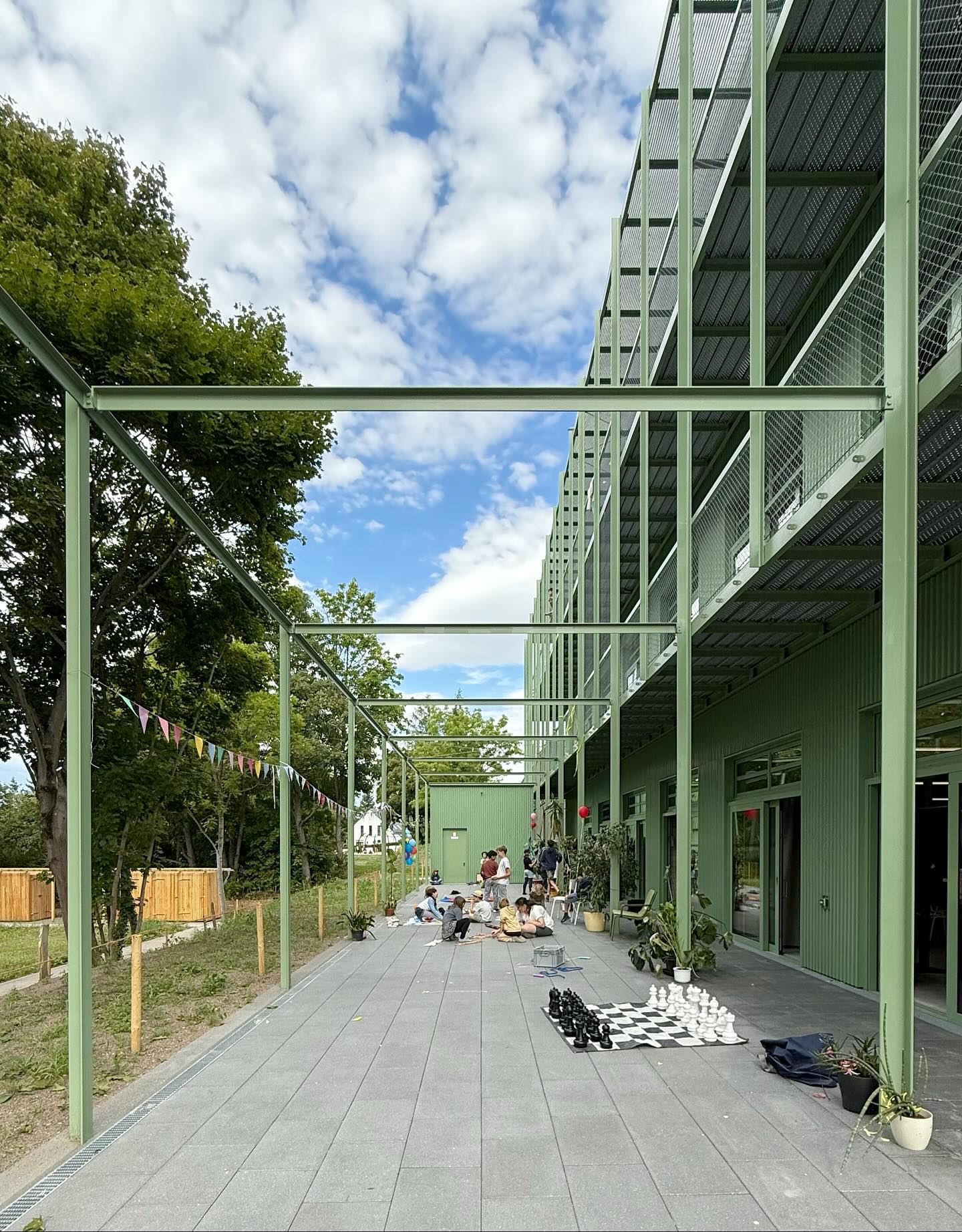 Heute wurde unser Schulbauprojekt in Weimar feierlich eröffnet. Es ist erstes realisiertes Schulbau Open Scource Projekt der Montag Stiftung und größtes Projekt der Internationalen Bauausstellung Thüringen, zudem Modellprojekt der Jenaplanschule Weimar unter Leitung von Ilka Drewke.
Herzlichen Glückwunsch an das Team unter Leitung von Raphaella Burhenne de Cayres und Projektleitung gemeinsam mit Niklas Menn. Danke auch an unsere Partner von #ernst2architekten für Ausschreibung und Bauleitung und #ibhausladen mit #eendres_81 für das haustechnische Konzept.
#montagstiftungjugendundgesellschaft #ibathüringen #ernst2architekten #jenaplan #jenaplanschuleweimar #schule #schuleneudenken #einfachbauen #grün #metallfassade #kalksandstein #schulbauopensource #campusschule #weimar #stadtweimar