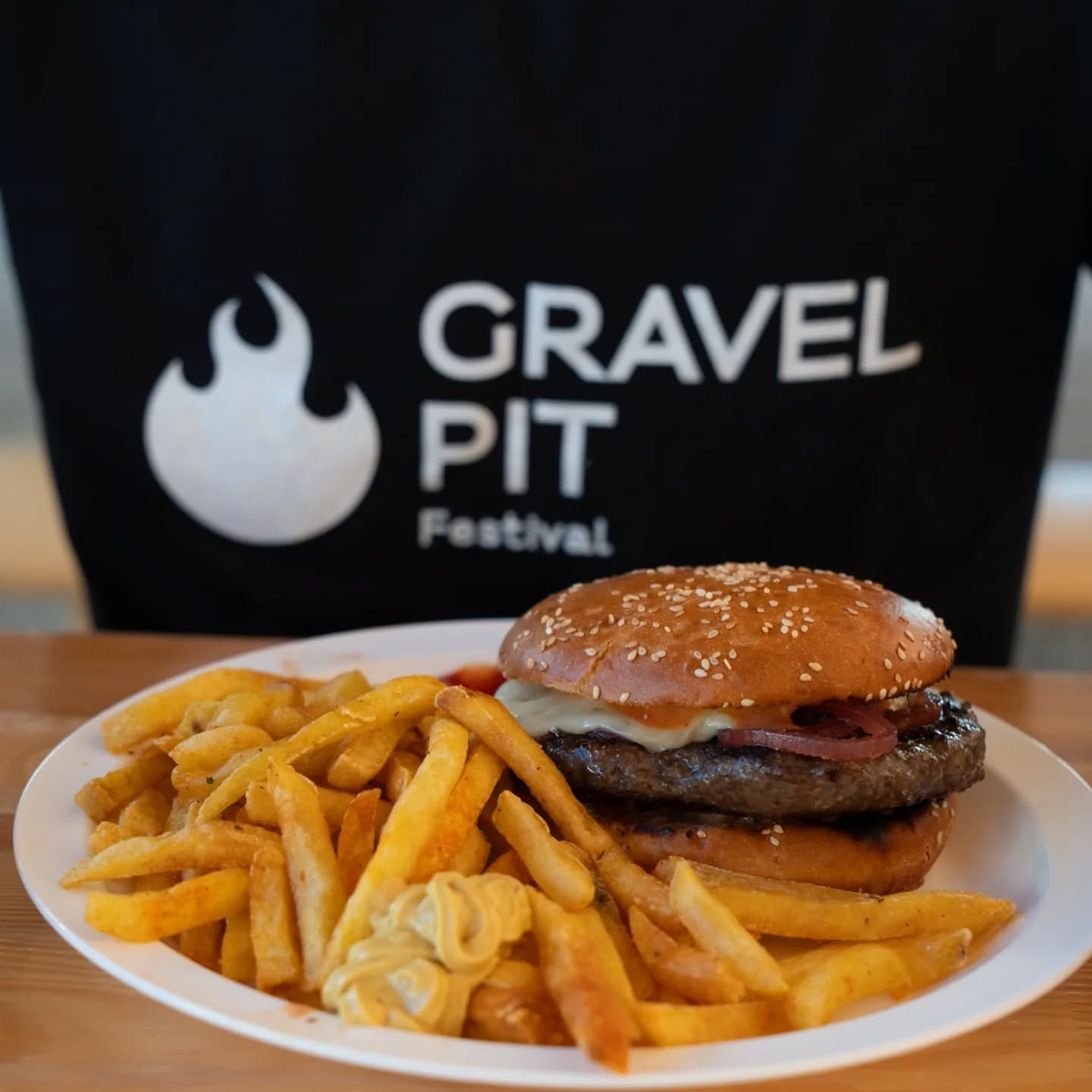 Lecker-Schlecker für unsere Foodies!
Hungrig vom Festival weg? 😋 Ich glaube nicht! Wie das #gpf2024 zeigt hat unser Food Corner für jeden etwas!
Zum Beispiel ein Raclette? Oder ein Bun vom @rapperswilerbeck, gefüllt mit 170g Texas Smoky Burger aus der @bratwurstmanufaktur in Schüpfen, mit hausgemachter Whisky-Chipotle-Cocktailsauce und roten pickled Onions? Ein regionaler Genuss der Extraklasse 🍔!
Und wer es lieber fleischlos mag, kann unsere exquisite Variante mit Feta, Tapenade, eigelegte Zucchetti, Aubergine und Ruccola von der Ruocco Antipasti Manufaktur in Schüpfen schlemmen 😋!
Geniessen könnt ihr unsere Burger exklusiv am #gpf2025! Und es hat noch so viel mehr. Kommt also vorbei und haut rein!
#gpf2025 #rockmusic #schuepfen #gravelpit #festival #gravelpitfestival #kiesgrube #seeland #biel #bern #solothurn #rapperswil #bratwurstmanufaktur #Festivalburger #Burger #Foodporn #localfood