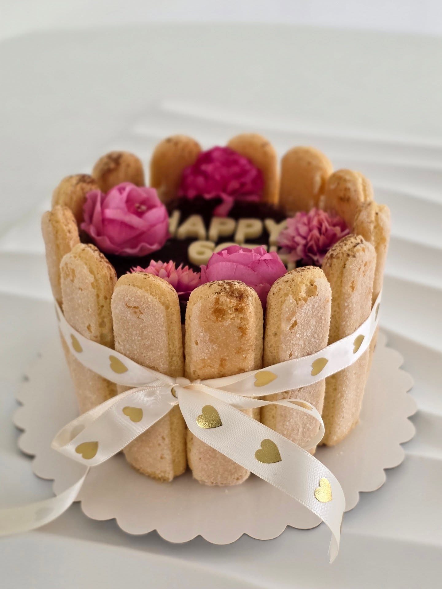 🩷 Onze originele tiramisu, vermomd als verjaardagstaart! Eén van onze signatures die je niet mag missen als je van tiramisu houdt.
💜 Our original tiramisu, disguised as a birthday cake! One of our signatures you don’t want to miss if you’re a tiramisu lover.
#tiramisu #birthdaycake #cakes #dessert #baker #bakery #bakkerij #dessertlover #cakelover #elegantcake #dessertascakes #taart #strijen #hoekschewaard