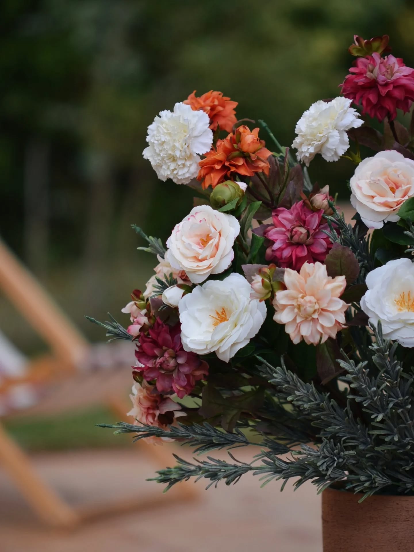 🔸Je vous présente le bouquet du weekend qui ne craint ni la chaleur ni le soleil ni le vent, rempli de couleurs et tout en volume pour accompagner les transats et les dîners d'extérieurs ... bonheur !🔸
#soyeuse #fleurseternelles #fleursartificielles #fleurirpourlongtemps #compositionflorale #decorationflorale #locationflorale #fleuristeprovence #fleuristedrome