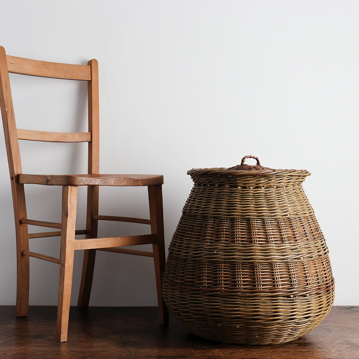 A new style from our latest collection, a large lidded laundry basket.
I am delighted to have finally found time to work on this design, with the help of my teacher Jenny Crisp who showed me how to weave a ledge and lid.
The design is traditional in many ways, yet still has a timeless feel. I’m keen to make more of these in my next round of making - varying the weaving patterns and colours.
Many thanks to @qestcraft for funding my training with @jennycrisp_basketmaker 🙏
Sarah 🌿