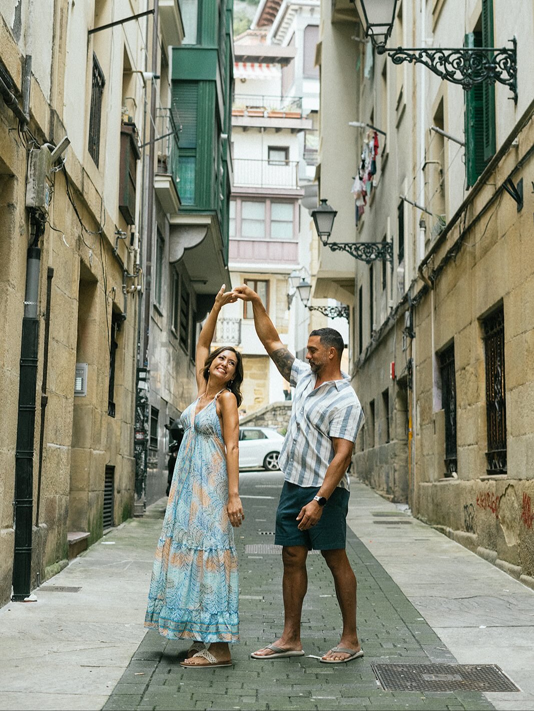 Un día lleno de amor y sonrisas ✨ Esta pareja vino con su familia a celebrar la vida juntos 💛📸 Momentos que se transforman en recuerdos para siempre.
🇺🇸
…
A day full of love and smiles ✨ This couple came with their family to celebrate life together 💛📸 Moments that turn into memories forever.
#SanSebastianPhotography
#DonostiaPhotoshoot
#SanSebastianPhotographer
#PhotoshootInSanSebastian
#FamilyPhotosDonostia
#SanSebastianCoupleShoot
#TravelPhotographySpain
#BeachPhotoshootSpain
#LifestylePhotographySpain
#donostiaphotography