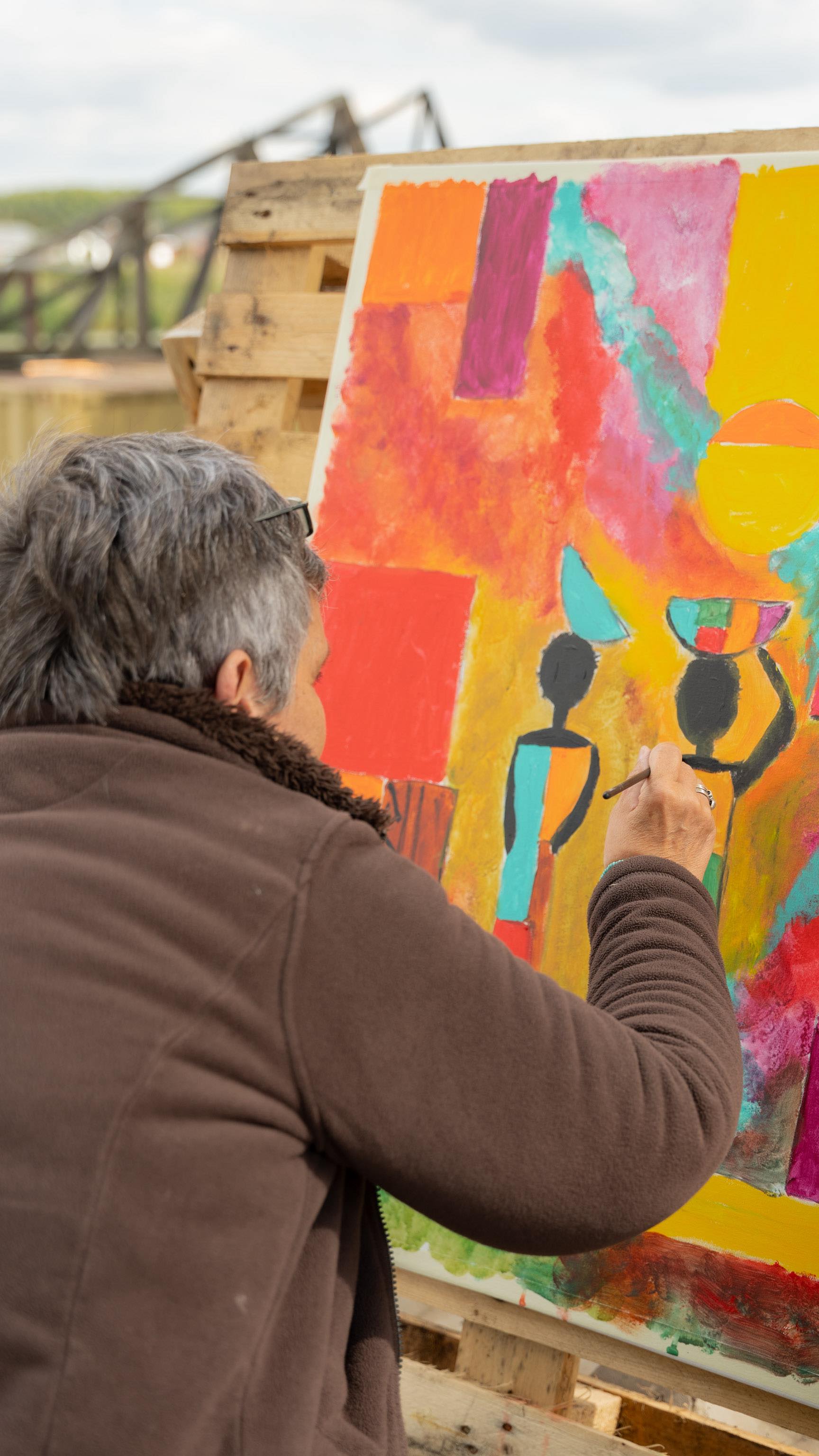 Onze kunstwedstrijd Art aan de vaart gemist? We geven graag even de sfeer mee en vooral de talenten die we live aan het werk mochten zien!
Juryleden Paul Meersman, Frans Van der Aa, Tania Van der Sanden, Diane Van der Aa en Guido Van Causbroeck kozen 3 winnaars onder de kinderen en 1 winnaar onder de volwassenen.
Opdracht kinderen: Circus aan de Vaart
De drie winnaars, gekozen door de jury, zijn: Charlie Croes, Neyo Van Campenhout en Stine Van de Voorde
Opdracht volwassenen:
« Ik droom mijn schilderij en dan schilder ik mijn droom » (Vincent Van Gogh)
Winnaar: Ellen Vermeren
Merci aan al die knappe artiesten die deelnamen aan onze kunstwedstrijd. Kies jij mee de winnaar van de publieksprijs (volwassenen)? Stem jouw favoriet via het album op Facebook 🎨 Zondag 31 augustus maken we de winnaar bekend 🙌🏻