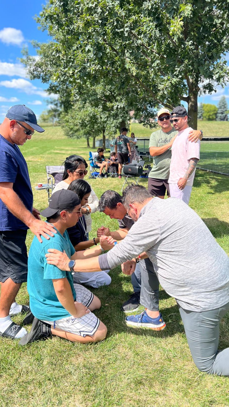 ✨🌳 Church in the Park 🌳✨
Qué hermoso tiempo vivimos juntos en el parque 🙌❤️.
Fue un día especial donde alabamos a Dios como familia, compartimos momentos de alegría, integración y unidad.
También fue un espacio de reconciliación con Dios y de nuevos comienzos, recordándonos que en Su presencia siempre hay esperanza y vida nueva 🌅.
Gracias a todos los que hicieron parte de este día, ¡seguimos creciendo juntos en fe, amor y comunidad! 🤝✨
Tu familia, tu casa, The Passion Church 🏡❤️
#ChurchInThePark #Familia #NuevosComienzos #Fe #Unidad