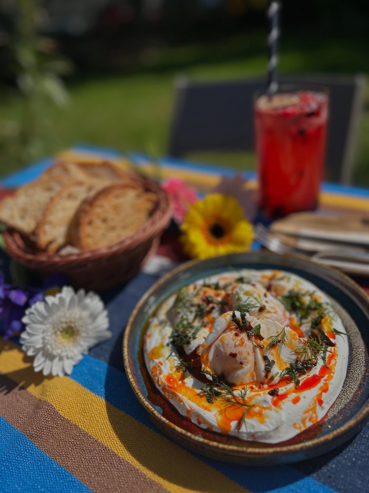 çilbir - török joghurtos buggyantott tojás 
#emmarozs #brunch #szeged #szegedbrunch  #bakery #emmarozsgrand #çilbir #reggeli