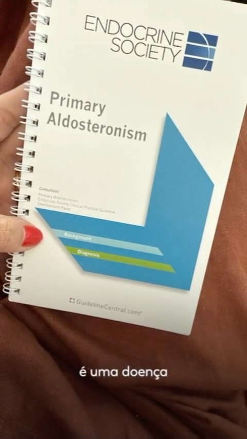 Você sabia que a pressão alta em adultos pode ter uma causa hormonal?
Essa condição se chama hiperaldosteronismo e foi tema de uma aula incrível que acompanhei no Congresso, com a apresentação do novo guideline sobre o diagnóstico e tratamento.
Quer saber o que mudou? Vem comigo!