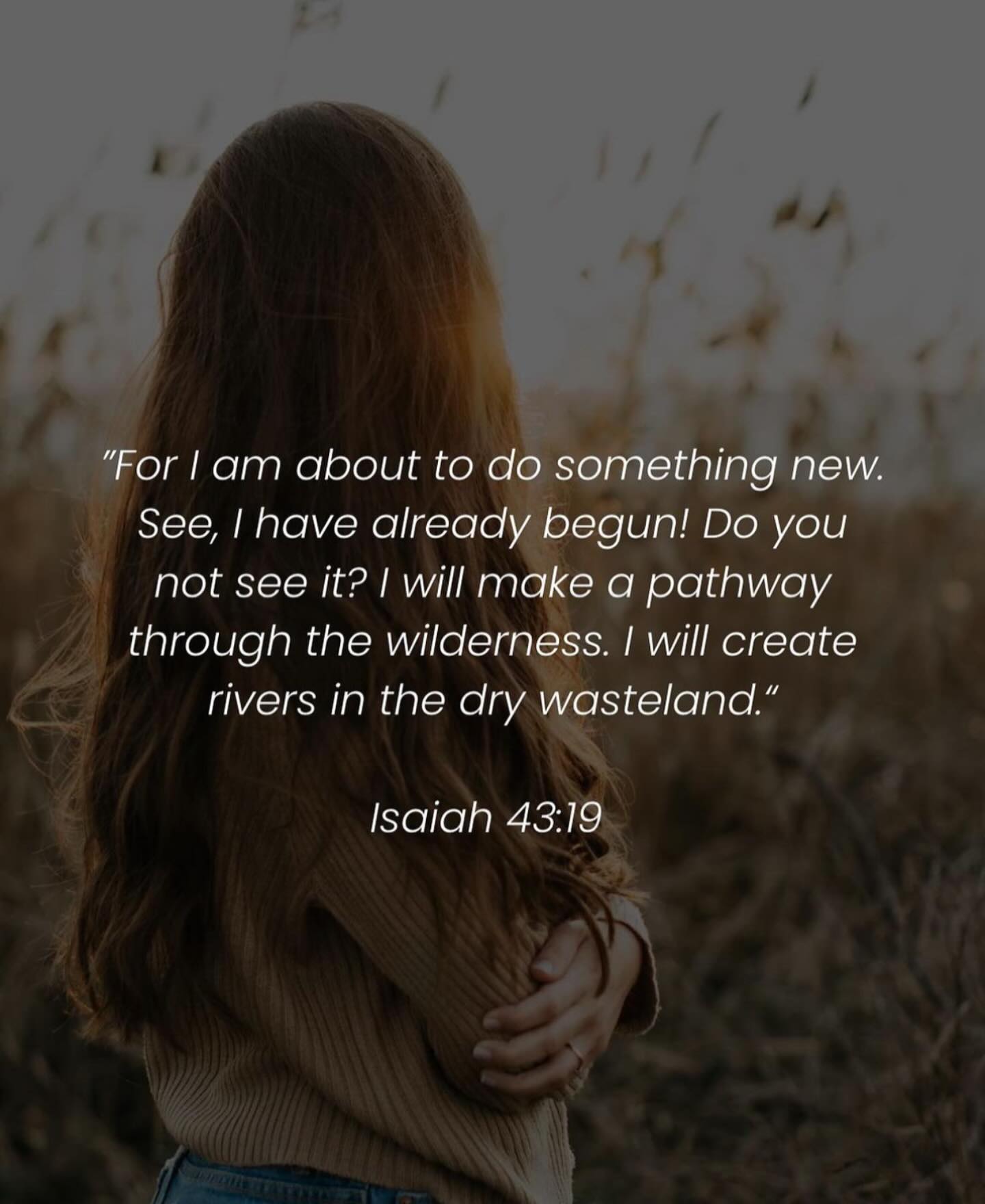 “Schaut nach vorne, denn ich will etwas Neues tun! Es hat schon begonnen, habt ihr es noch nicht gemerkt? Durch die Wüste will ich eine Straße bauen, Flüsse sollen in der öden Gegend fließen.” - Jesaja 43:19
🤍☀️🫶🏼
Er hat einen Weg bereitet, schau genau hin! 🤍 Er schreckt nicht vor der Wüste zurück. ☀️ Auch wenn es aussichtslos in unseren Augen aussieht. Er bahnt einen Weg. Er bereitet es vor. Er bringt das Leben - das Wasser - in die trockenen Stellen. 🫶🏼
Auf welche Neuerung/Wiederherstellung freust du dich?
#hoffnungaufeineneuezeit #wegbereiter