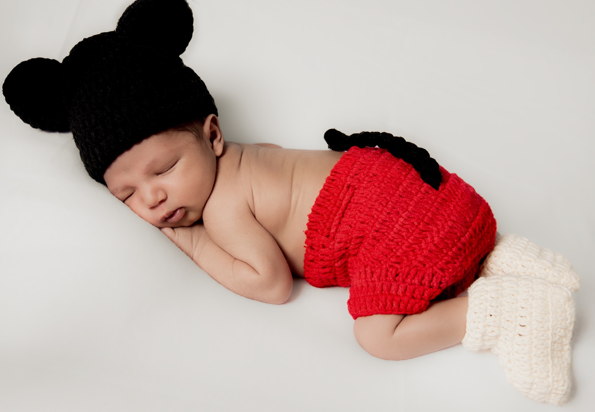 We first met at the beach for a maternity session, and later welcomed the little one in my studio for a newborn session. Thank you, Family R., for all the fun during both sessions!