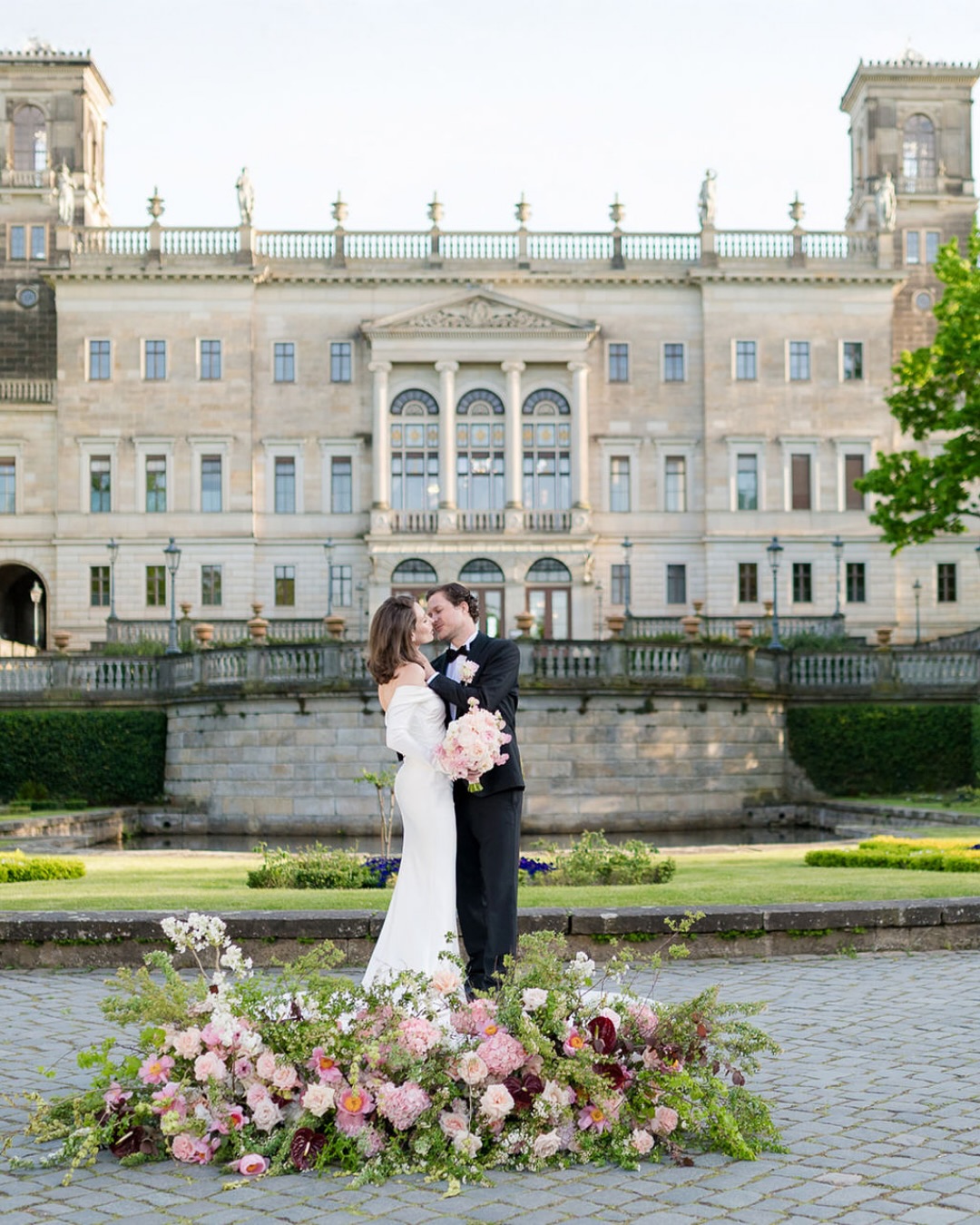 Ein Fest, das nicht nur gefeiert, sondern ins Herz getragen wird.
Planung: @kola_weddingz & @annettzollfeldt_fotografie
Foto: @sandraschroeder.weddings
Location: @schloss_albrechtsberg_dresden
„Luxury Content Experience by Annett Zollfeldt Fotografie × KOLA weddingz & parties“
#fineartwedding #hochzeitsfotografie #destinationwedding #sunsetwedding #weddinginspiration #luxuryweddingphotographer #europeanwedding #intimatewedding #weddinglight #bridaldreams #weddingstyle #weddingeditorial #modernbride #brideandgroom #weddingdetails #elegantwedding #timelesslove #weddingdayvibes #hochzeitsinspiration #elopementphotographer
