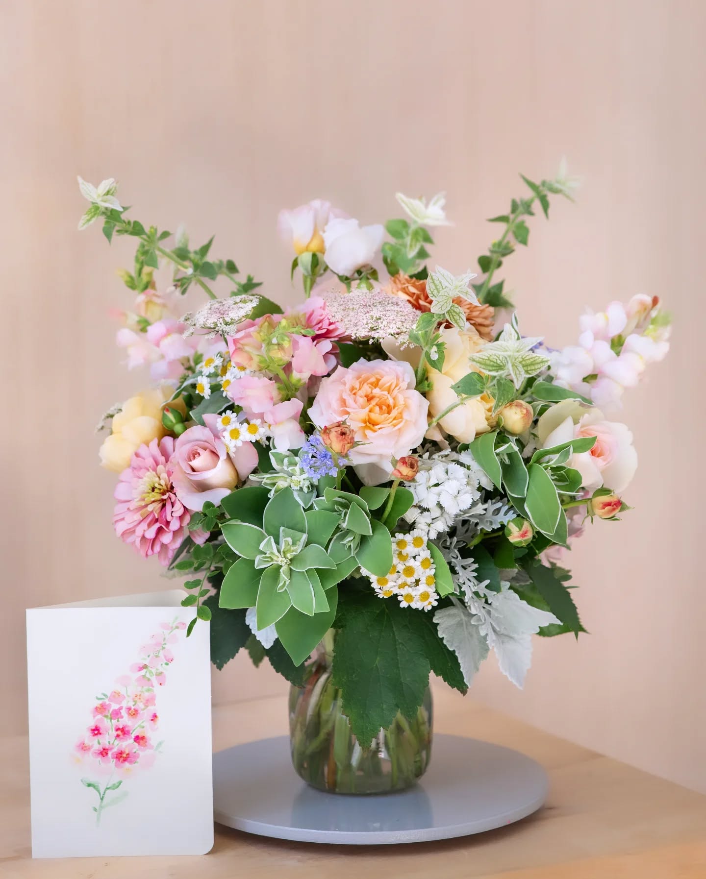 One of my favorite parts about doing events like the @waterfrontfarmersmarket is connecting with new people and staying in touch! This was an anniversary arrangement ordered by someone I met at the market previously. It's such an honor to celebrate special days with you all. Thank you for your trust in me, friends!
And thank you @gardenside_flowers flowers for the stunning roses!
#gigharborflowers #gigharborflorist #floralarrangement #wedding #anniversary #uptowngigharbor #gigharbormoms #tacomawa #local #flowerstand