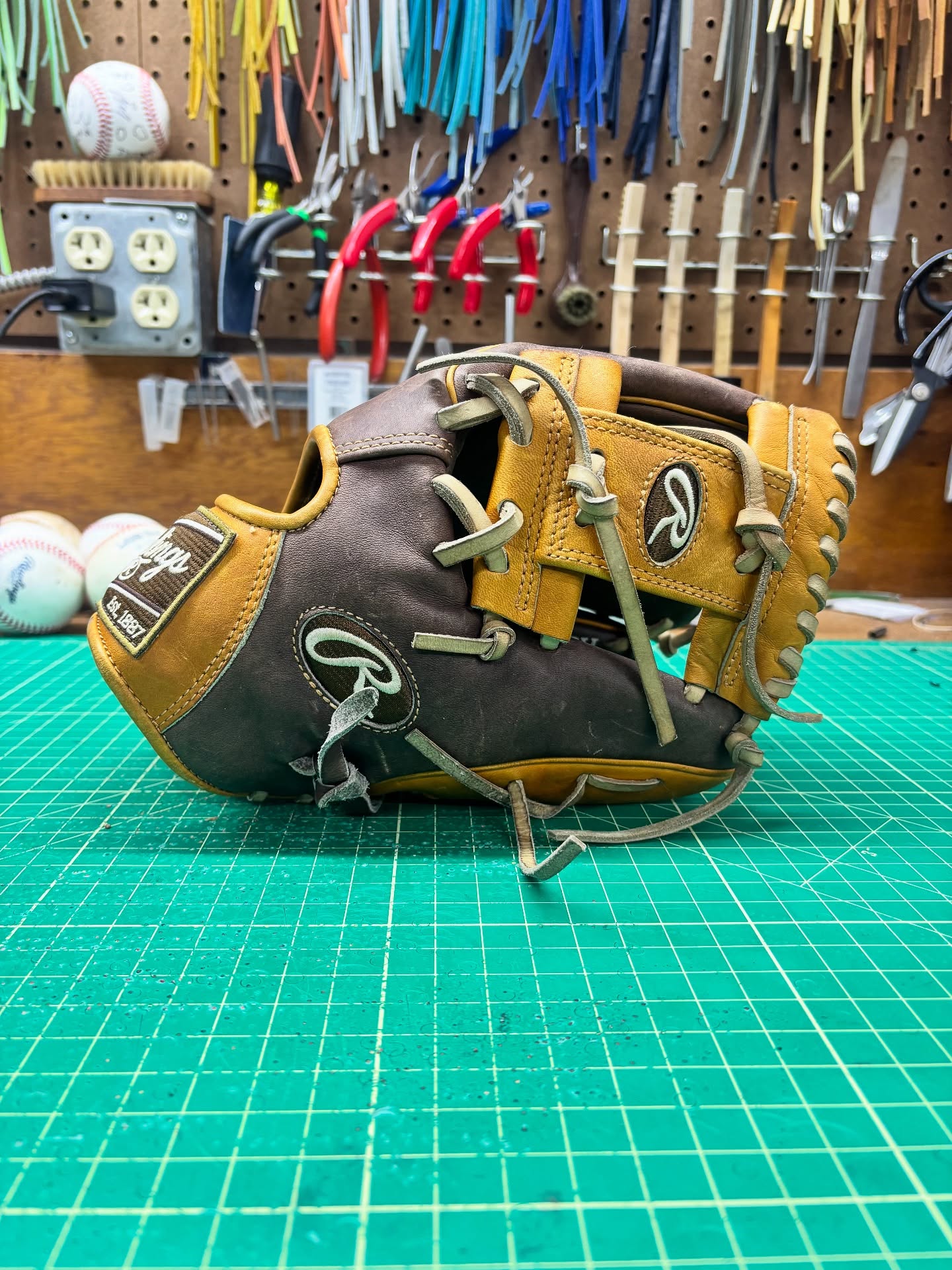Always like these Wingtip Rawlings gloves. This R2G didn’t have much wear but it was definitely due for a refresh. Can’t beat an R2G if you’re looking for a game ready glove.
#rawlings #rawlingsheartofthehide #heartofthehide #wingtipwednesday #buyfastpitchgloves #flatbillbaseball #ballplayersbalm #relacedontreplace #relacednotreplaced #staygrassy #makingyourglovegreatagain