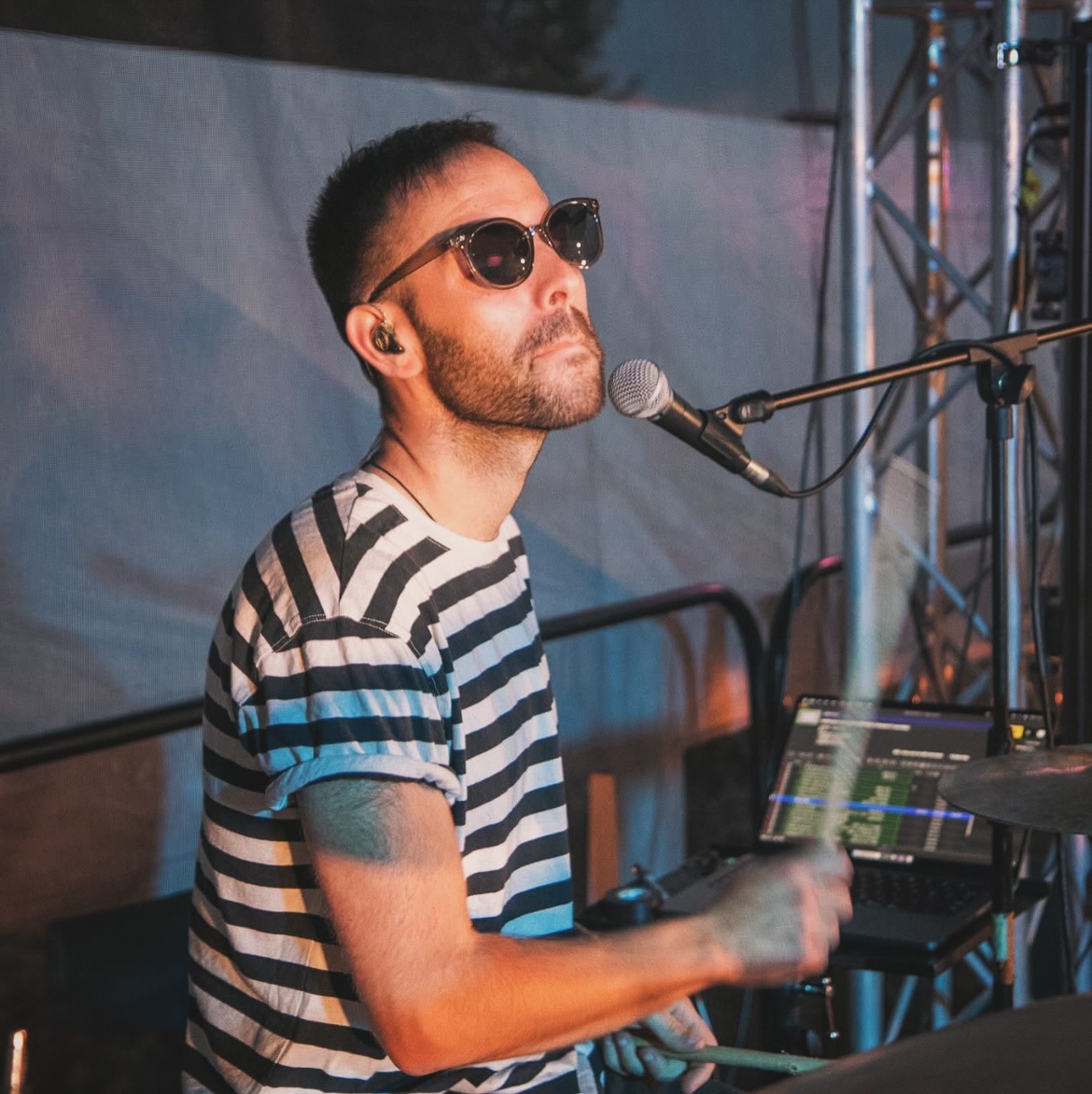 Just bein cool and lookin cool doin it 🎵
@cosmicears #drumsdrumsdrums #vf15 @istanbulagop #drummer #drummergram #remodrumheads #sessiondrummer #londonmusician #livemusic #londonmusic #drummerinlondon #drum #drums #drumkit #drumset #instadrums #soundsfrommyattic #drumminglife #remoterecording #remotedrumtracks #remotedrumrecording #livedrummer