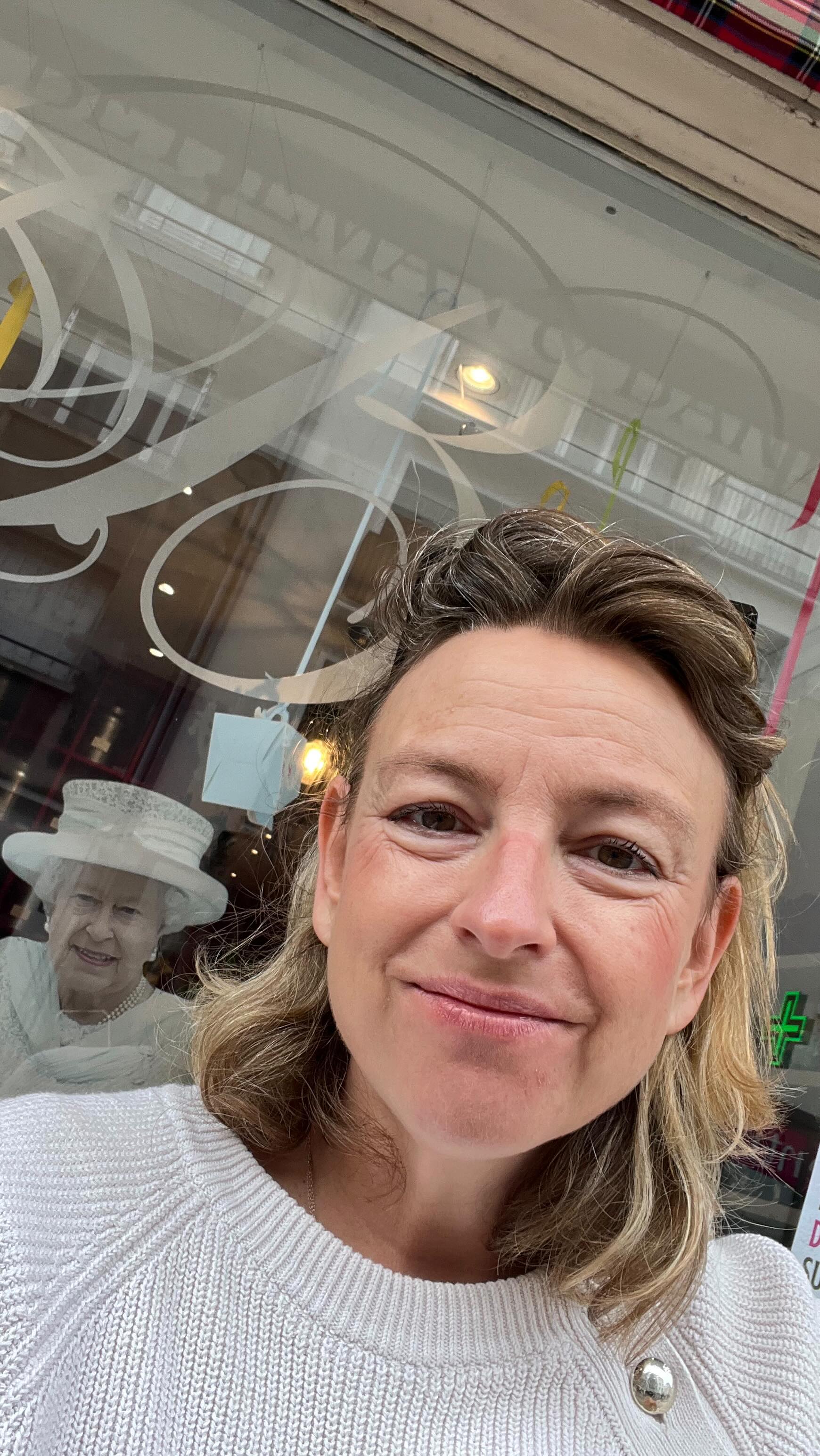 🔥BRADERIE 🔥
C’est une fois par an et c’est toujours une journée réjouissante.
On vient faire ses emplettes, on fouille, on repart avec de vraies bonnes affaires…
Toute la vaisselle est bradée à -40% et les thés et infusions sont à -10%
Cette année, afin de vous accueillir au mieux, nous faisons deux jours de braderie, le samedi à partir de 10h et le dimanche à partir de 9h.
Si jamais vous êtes passés à côté de l’info, les transports en commun seront gratuits le samedi !
Nous vous préparerons, en fonction de la météo, thés glacés ou thés chauds à emporter !
Voilà vous savez tout, nous vous attendons nombreuses et nombreux ce week-end.
#tea #tealover #teaaddict #teatime #toursmaville #tourscity #infusion #tisane #betjemanandbarton #boitedethe #teacaddy #loosetea #braderie #sales #braderiedetours #toursloirevalley #thenoir #thevert #herbaltea #matcha #instatea #braderie