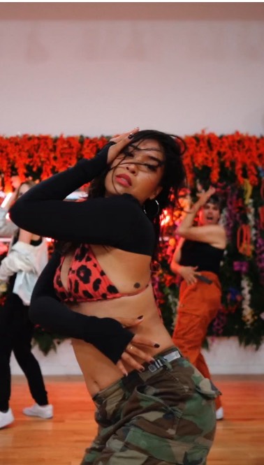 “Dancing alone don’t look right on me” ❤️🔥 @tyla ~ #popjamcrew
• Choreography: @jraesf
• Class: Pop Jam Tuesdays 6:30pm
• Studio: @raestudiossf
• Artist: @tyla #isit
• Videographer: @tessanoelle
• Dancers:
@annaalexbee
@jessica_t_betancourt
@dia.mondgenesis
@claire.d.strom3
@xochitlb2
@ha_das_sah_movement05
@emmanuelhernandezofficial
@michelle_lee_sf
@d.rdrgz
@marisolsfbay
@abbywalker317
#popjam #sanfrancisco #dancesf #raestudios
______________________________
UP NEXT:
➡️ 8/30 Pop Jam @fishermanswharf 12pm (FREE CLASS) Teaching to #gabriela #katseye *Original Choreography by me
➡️ 9/2 Pop Jam @raestudiossf 6:30pm #gabriela #katseye
RSVP IN ADVANCE #linkinbio