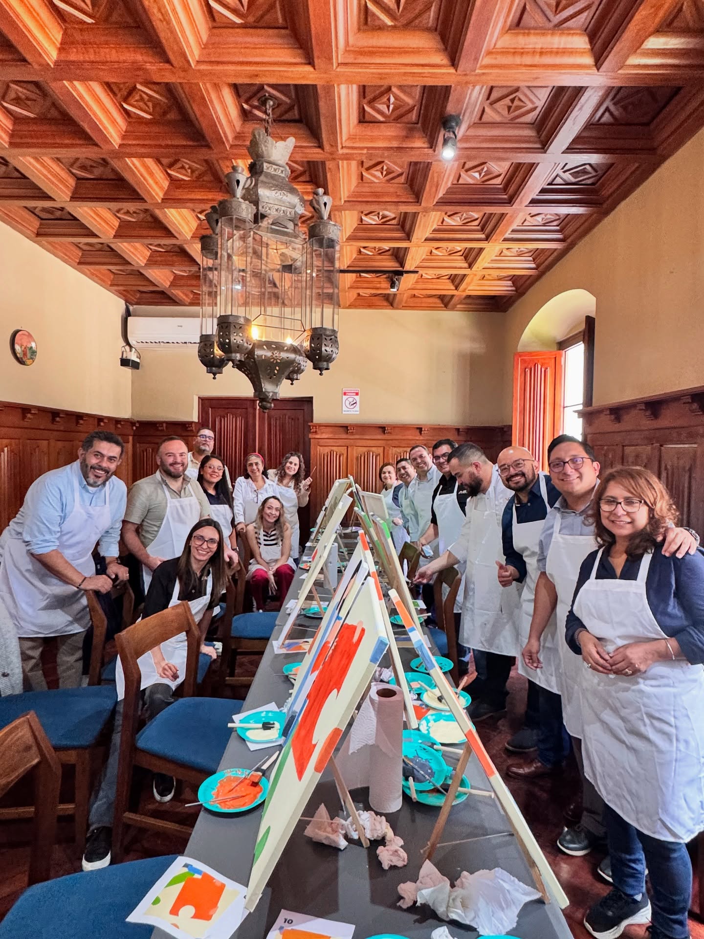 🎨✨ Hoy vivimos una experiencia única junto al equipo de CMI.
A través del arte, exploramos la creatividad, la conexión y el trabajo en equipo, descubriendo nuevas formas de colaborar y comunicarnos. 💡🤝
El resultado fue más que obras llenas de color: fue un espacio de unión, motivación e inspiración colectiva. 🌟
👉 En Estudio Garabato creemos que el arte es una herramienta poderosa para fortalecer equipos y abrir caminos hacia la innovación.
