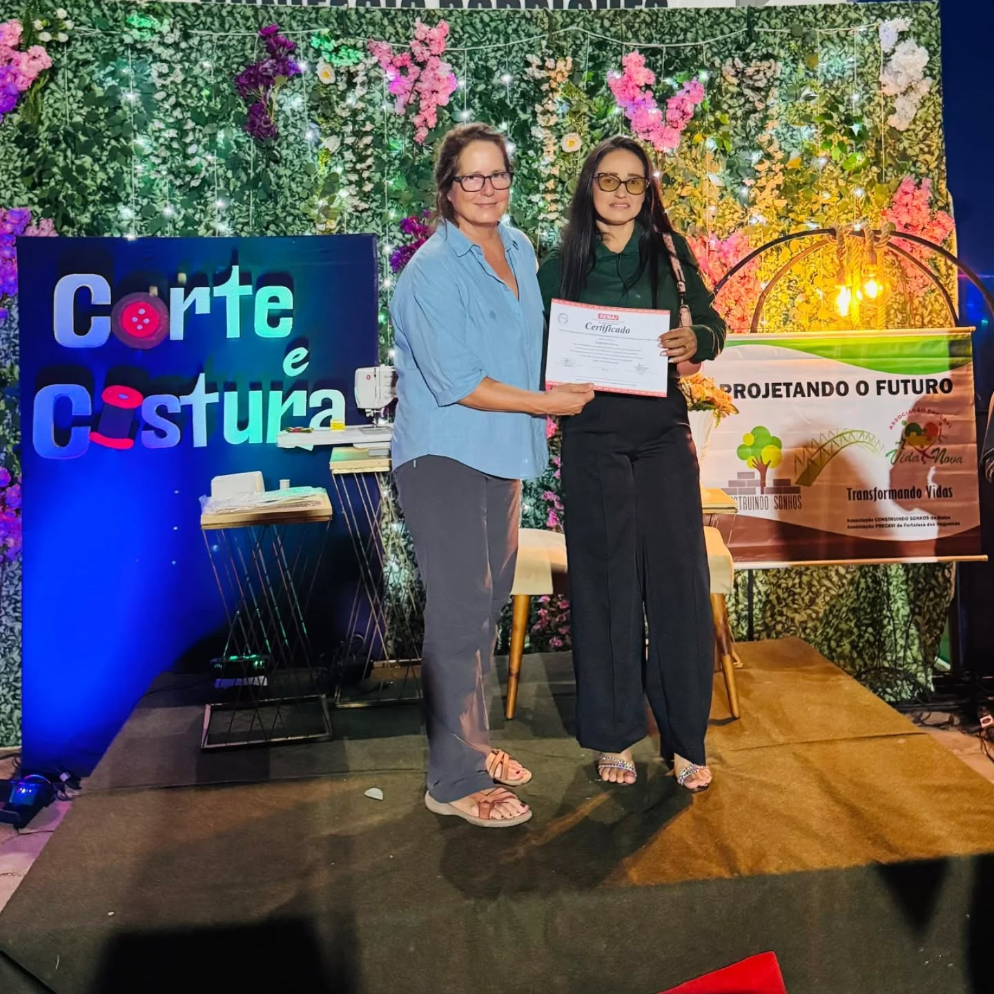 Corinne und Marco vor Ort in Brasilien 🇧🇷👫🏻🌳
Seit nun etwas mehr als einem Monat befinden sich Corinne und Marco in Fortaleza dos Nogueiras. Es ist das erste Mal in unserer Vereinsgeschichte, dass ein langjähriges Gönner*innen-Paar (auf eigene Kosten) in unser Wirkungsgebiet reist. Sie besuchen unsere Aktivitäten, schauen unsere Kurse aus einer objektiven Perspektive an, führen Interviews mit Kursabsolvierenden und -leitenden und unterstützen unsere Partner-Organisation Vida Nova tatkräftig. 🎤👩🏻🏫🔍
Bereits am 8. September ab 20 Uhr berichten sie in einer Live-Schaltung über ihre Erlebnisse. Bist du dabei?
📸
1 Diplomübergabe Näher*innenkurs
2 Besuch bei Kursabsolventin Carla
3 Besuch bei der Partnerorganisation SENAI
4 Besuch bei der Partnerorganisation SENAC
5 Besuch im Kinderheim der Gemeinde
6 Sportstunde mit Kindern des Partnerhilfswerkes Vida Nova
#mauernfuersleben #ngo #npo #maranhao #brazil #spenden #berufsbildung #freiwilligenarbeit #nachhaltigkeit #vidanova