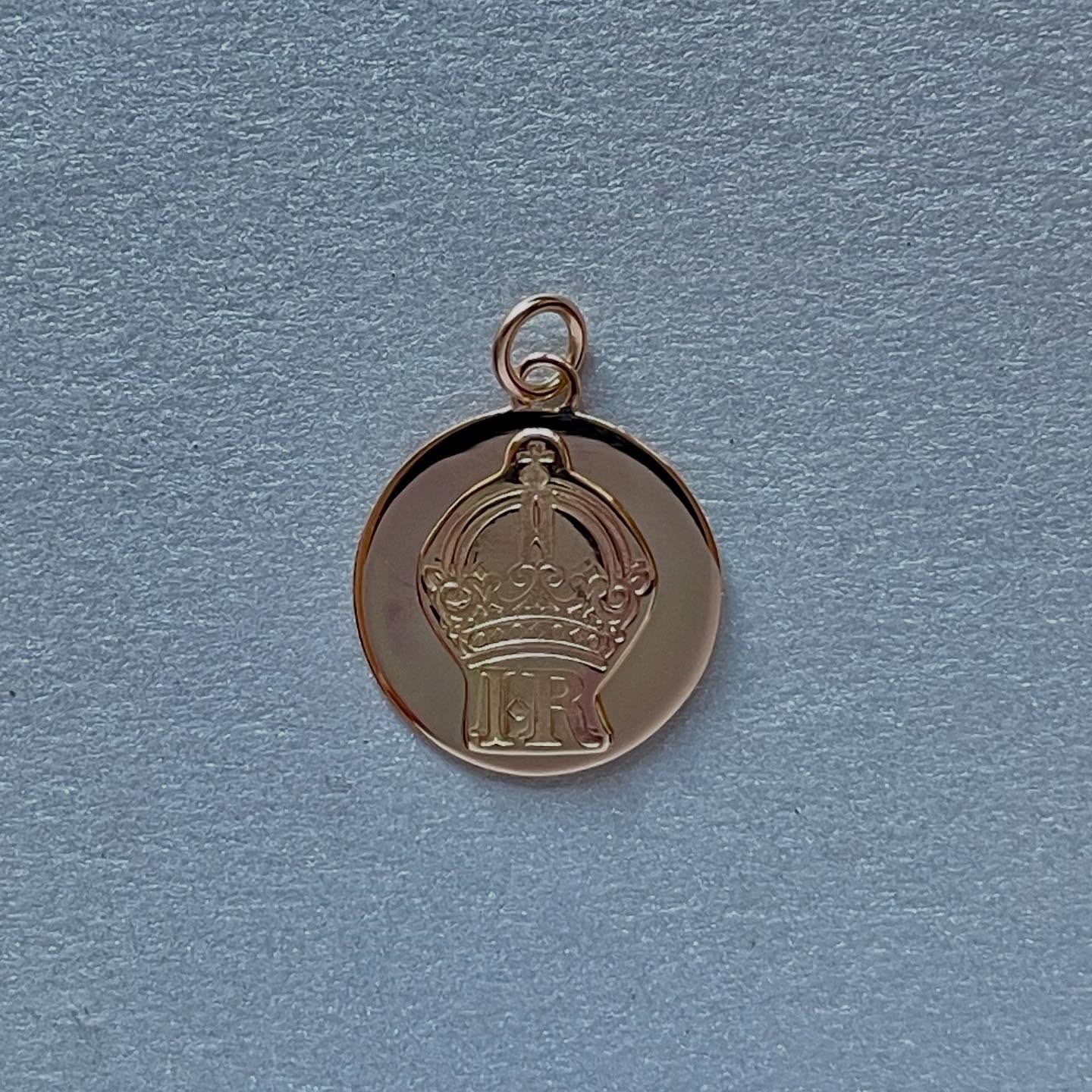 This is an 18k gold pendant featuring a royal monogram of a stone that used to sit on top of a portal of the Castle of Älvsborg (Älvsborgs fästning). The castle, of which now almost nothing remains, was erected in the Middle Ages but the portal stone is from the 16th century. The letters IR below the crown stand for Iohan Rex,-Johan III, the reigning king at the time. The monogram has become a sort of symbol of the area surrounding the former castle, which is also the place where you find my studio . I made the monogram of the pendant by stamping it into the gold sheet. Extremely difficult because the stamp is so big and the gold so hard. I tried several times and was ready to give in- I gave it one last try and it was worth it- eventually success! And I could deliver it to my happy customer🙏🏻☺️👑