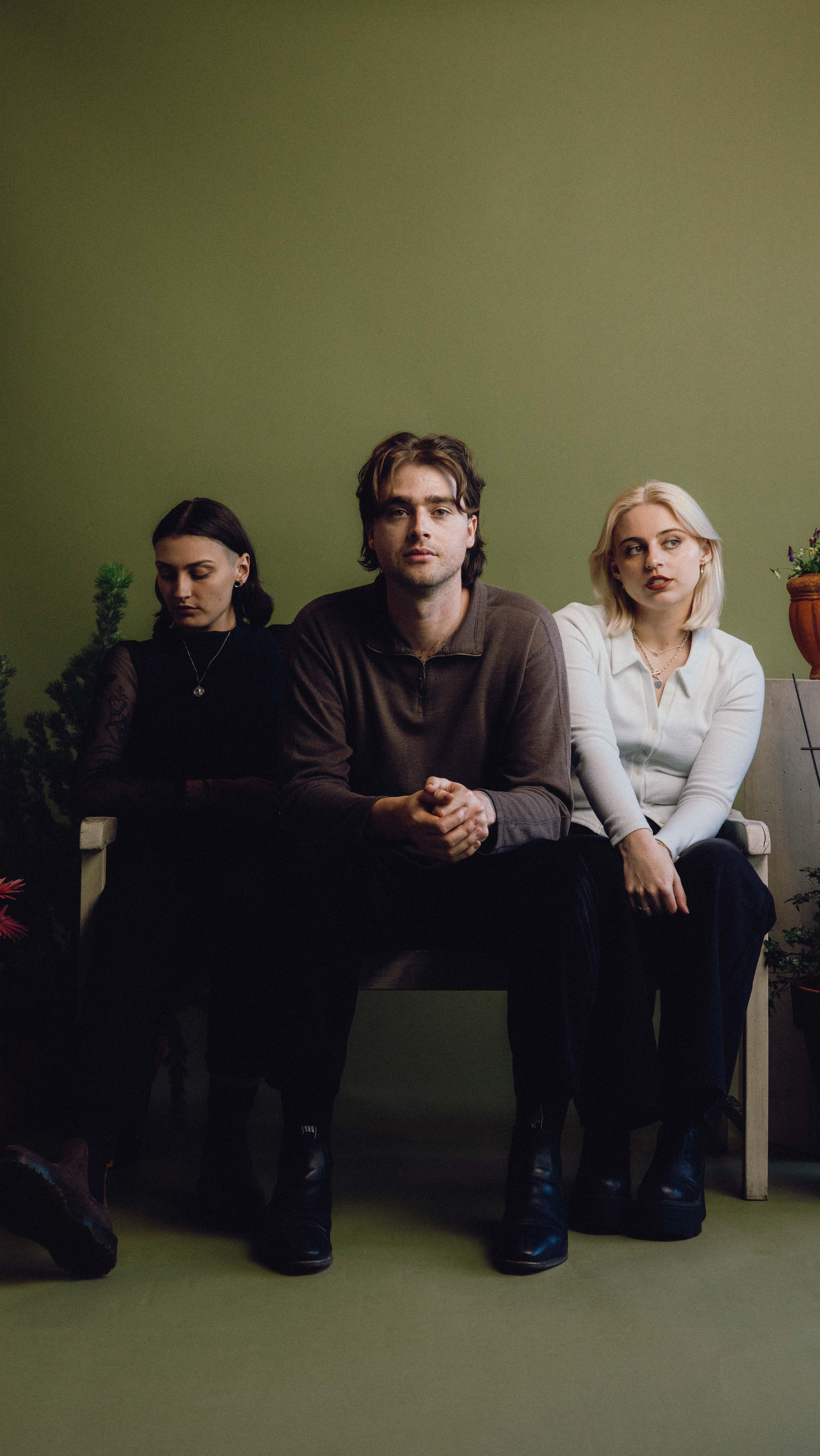 @elizaandthedelusionals are a rising force in Australian indie pop-rock. With breakout single Just Exist topping SiriusXM AltNation, collaborations with Butch Vig and Sarah Aarons, and tours with Silversun Pickups and The Front Bottoms, they’ve built a global presence with emotional lyricism and captivating live performances.
Resident journo @hazelmeimusic had a chat with Eliza, Ruby and Kurt ahead of their @bigsound showcase on Wednesday 10pm at @crowbarbris ✨