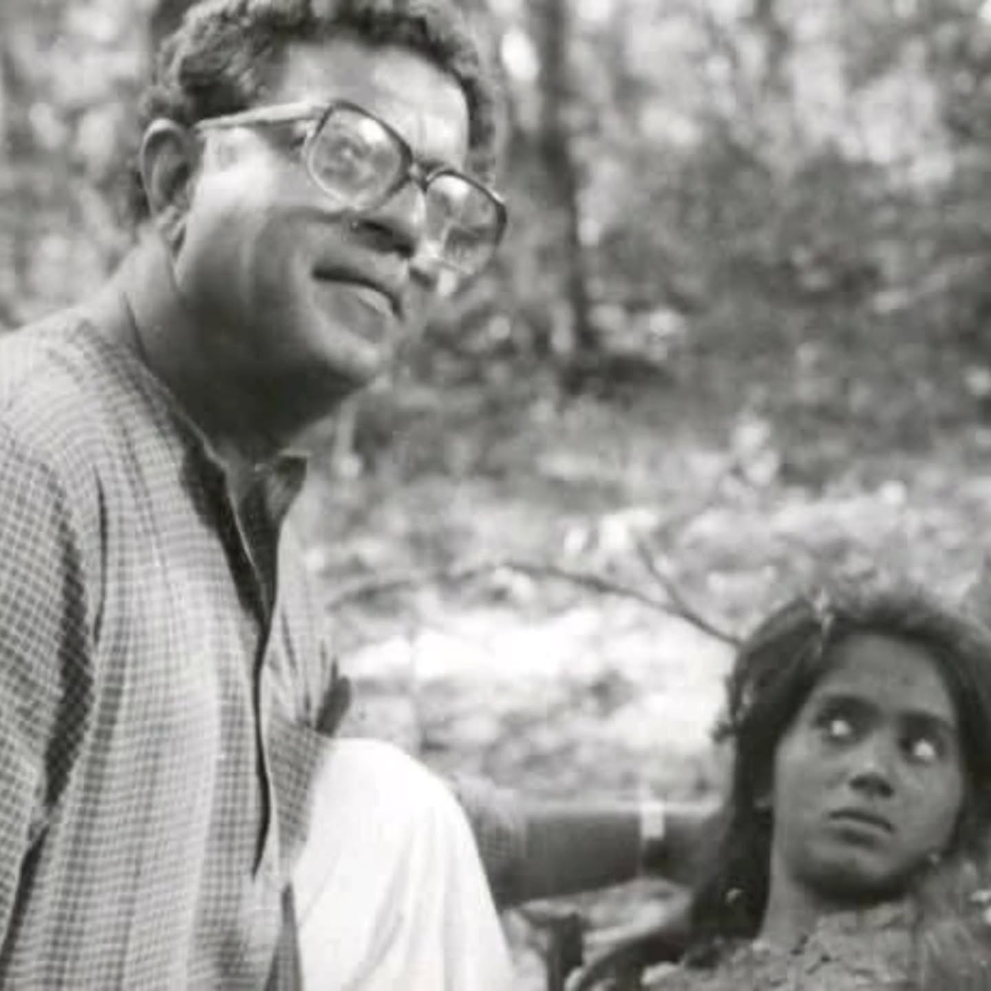 Day before yesterday @ameetvin and I discussed about movie #cheluvi ... We discussed the impact this movie had on us... It was released in 1993 when we were just 9 yrs old...I never forgot the climax, my heart broke and cried... That day and this day I never ever plucked a single flower from a tree and I teach my kids the same... It won a national award that year for the #bestmovie on #environment
I feel this movie has the capability of #timeless #impact on kids .. should be shown in every school...
Today I know that the #protagonist of this movie is beautiful @sonalikul and a very talented #girishkarnad ... I was a kid so didn't know anything about the artist and creator... But what a movie 🎥 👏👏👏 what an impact... #movie #socialcause #savetree