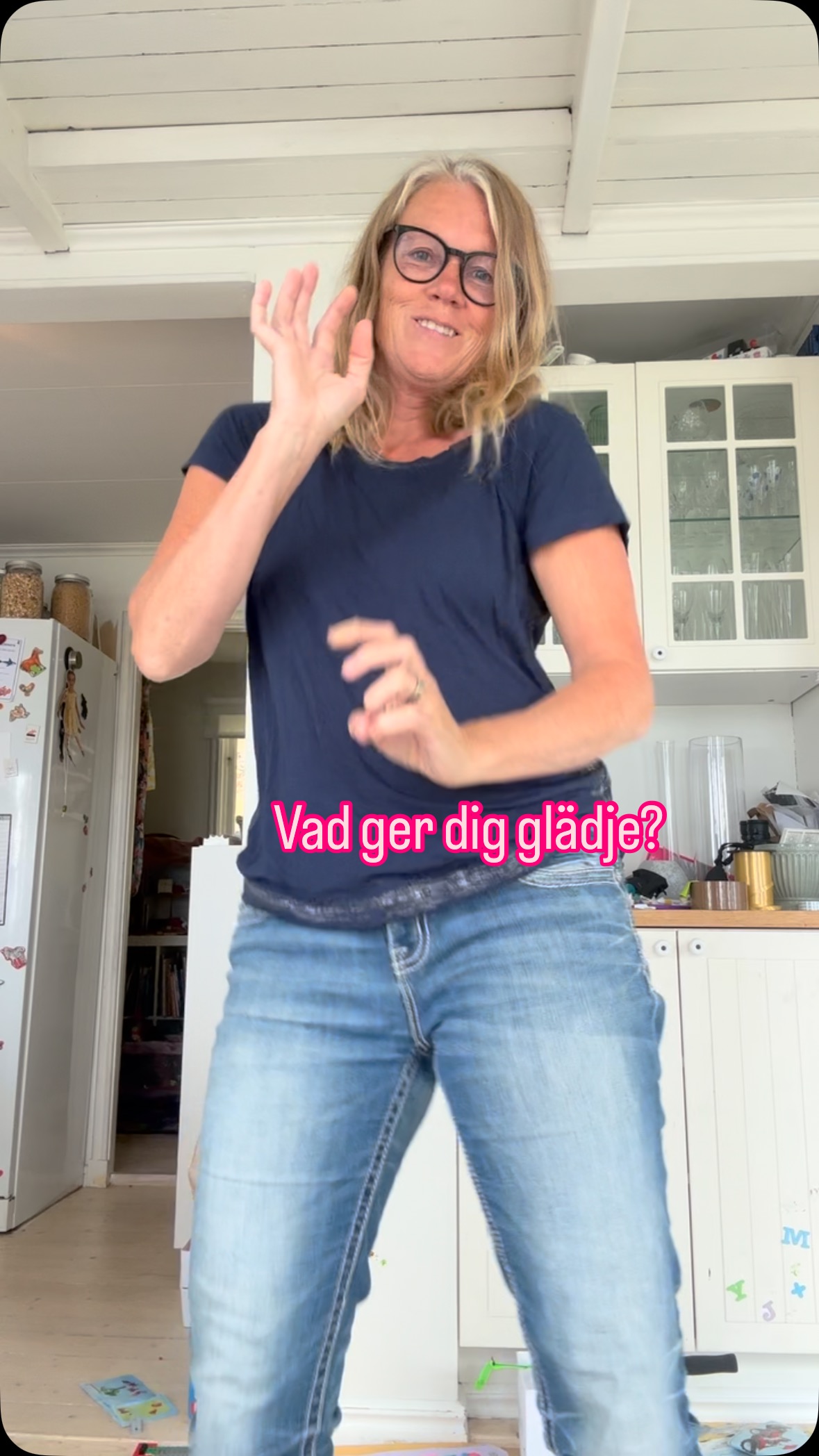 Min väninna @evalarssonbuitrago myntade för många år sedan konceptet #fredagsfin som kontrast till #casualfriday. Jag hakade på ett tag när barnen var små och jag mest gick i träningskläder hemma på vardagarna, för att det gav mig glädje. Jag gillar konceptet med att använda finkläderna även en vanlig hemmafredag eller vilken dag som helst. Om det ger dig glädje - använd det finaste du har - kristallglasen, balklänningen, finporslinet, de högklackade skorna, det lagrade vinet. Vad väntar du på? Gläjds åt det nu!
En annan vän som var på besök med sin son berättade att de hade med sig Champagne och att sonen älskade att dricka den i riktiga champagneglas. Champagnen var förstås ”bara” en kolsyrad smultronlemonad från ICA Selection, men jag älskar själva grejen att göra vardagen roligare och festligare genom att använda champagneglasen.
Under mina år som ofrivilligt barnlös hamnade jag stundvis i en grå dimma av besvikelser och tappade helt kontakten med glädjen. Jag fastnade i ett narrativ om att livet är svårt och allvarligt, ett narrativ som jag fortfarande arbetar för att ersätta med ett mer glädjefyllt. Men jag minns även tydligt alla de tillfällen då glädjen trängde igenom i den grå vardagen. Som när jag och Tobias var på Carlanderska för ett i raden av alla IVF-försök, tog selfies i de fåniga gröna platsmössorna och skrattade så att det blev helt tyst bakom de blekta draperierna som skiljde vårt rum från nästa. Jag hoppas att vårt skratt kanske muntrade upp någon annan den dagen.
För glädje smittar - och jag väljer därför att ersätta fredagsfin med #fredagsdansen. Kanske inte varje fredag, men när andan faller på. För dans och musik väcker verkligen min glädje och låttexten blir också en fortsättning på temat ”Vem är jag?” - I am Woman, I am fearless, I am sexy, I’m drivne, I’m unbeatable, I’m creative … I am feminine, I am masculine, I am anything I want.
I min dagbok från gymnasietiden finns ett citat som jag inte vet var det kommer ifrån: ”Hade hjärtat, liksom Thebe, hundrade portar, så släpp glädjen in genom dem alla!”
SKRIVÖVNING: Vad ger dig glädje? Hur kan du släppa in mer glädje i ditt liv? Hur kan du sprida din glädje till andra?