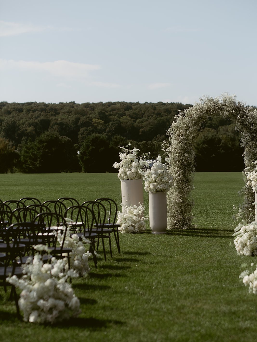 This set up for Cheyenne & Morgan ceremony 🤍
Thanks @ateliercarmel for the beautiful arrangements !
The team :
Wedding planner: @erikaco.events
Venue : @poloparcfarms
Marquee : @sperrytentscanada
Catering: @hbevenement
DJ : @brunoberdnikoff
Florist : @ateliercarmel
Stationery : @whitewillowpaperco
Photographer : @sarahwhitephoto
AV : @contakav
Rentals: @tenuedesoiree_ @celebrationsgroup @divalocation
Band : @tuxedo_swing_productions
Wedding cake : @henriettedesserts
Bride and groom : @the_reimbold & morganadamsmoisan