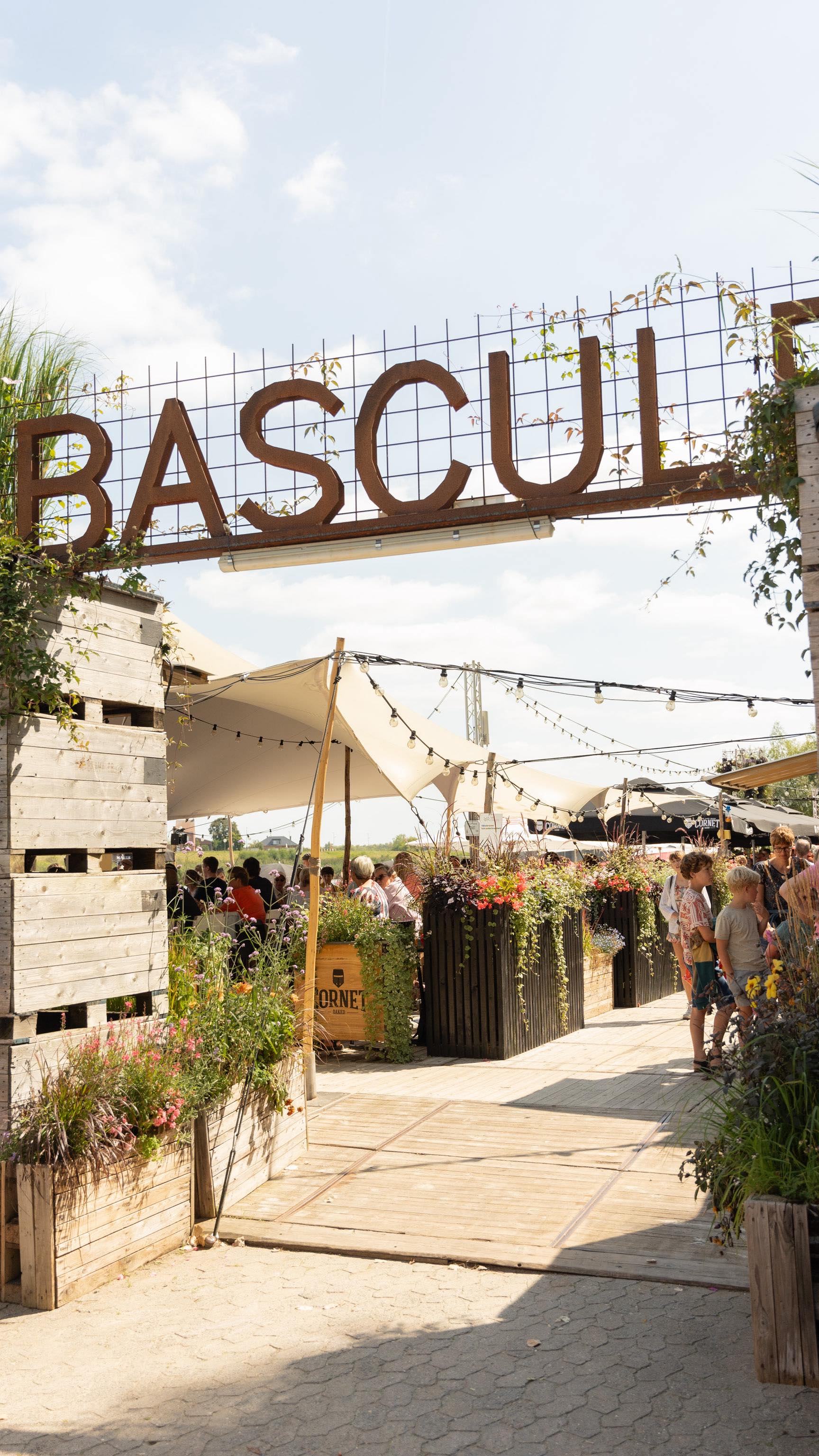 Wist je dat onze bar vernoemd is naar de โBasculeโ brug in Kapelle-op-den-Bos? Herken je de brug ook in ons logo?
Met ons zomerconcept Bar Bascule willen we onze vaart terug in haar volle glorie laten schitteren door opnieuw op zoek te gaan naar gezelligheid langs de waterkant. Die gezelligheid vonden we op een unieke, vergeten plek waar ooit de oude kajakclub gevestigd was - de enige locatie in Kapelle waar je letterlijk aan het water kan zitten.
Genieten van de rust van het water waar de ene keer een imposante en de andere keer een kleine charmante boot passeert en relaxen in zonnige vakantiesferen: dat is waar we naar op zoek gaan bij Bar Bascule.
Kom langs met je gezelschap en beleef deze verborgen parel; gewoon in eigen dorp! Want geef toe: een gezellig kader nodigt toch onmiddellijk uit tot een gezellige babbel? ๐
Zien we jou dit weekend om de zomer samen af te sluiten? ๐