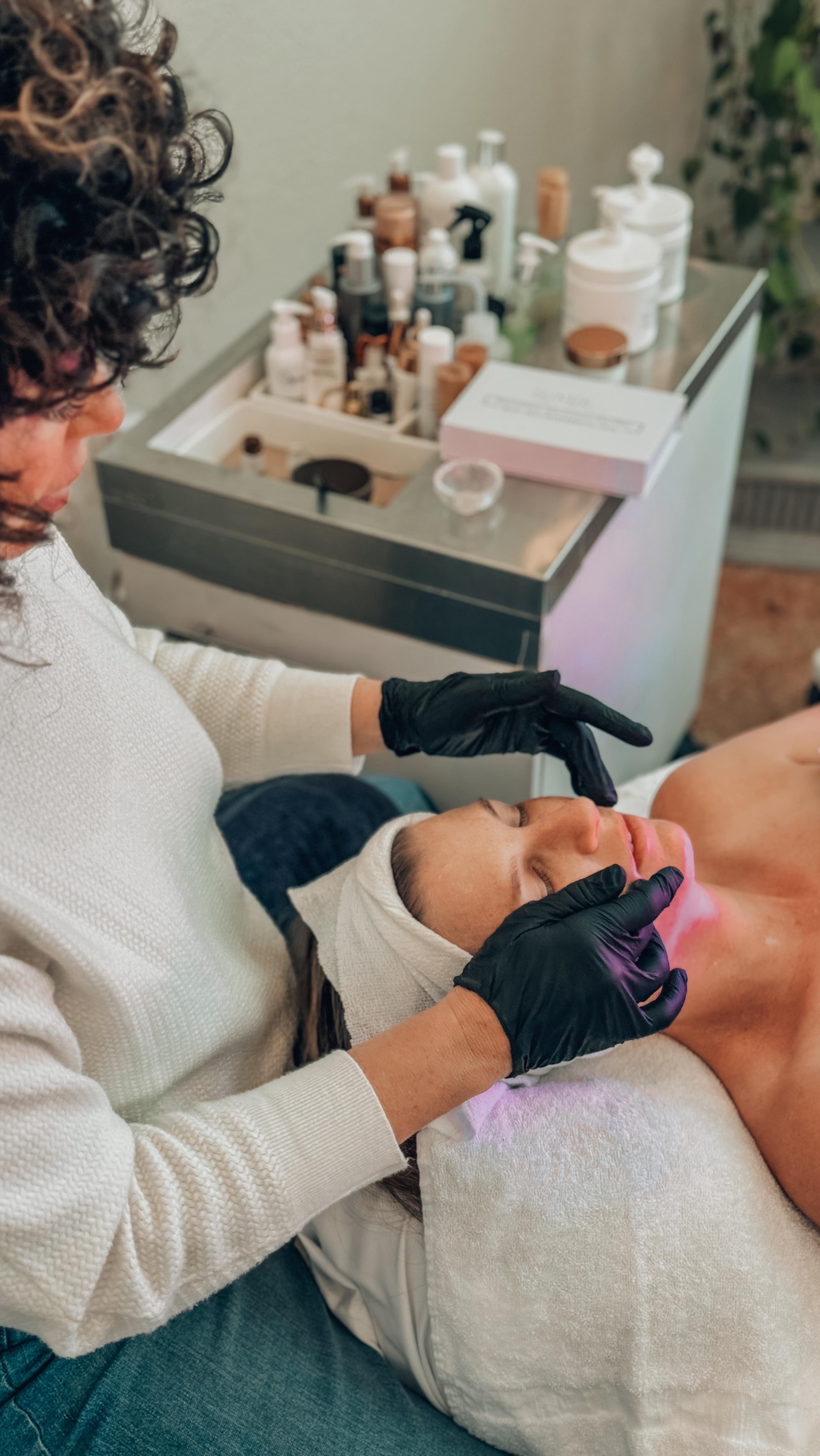 ✨ From prep to glow ✨ Watch the full journey of our Biomicroneedling Facial with an added boost of red light LED therapy—stimulating collagen, calming inflammation, and leaving skin radiant + renewed.
#agingtreatments #santacruz #santacruzfacial #dermabellaskinstudio