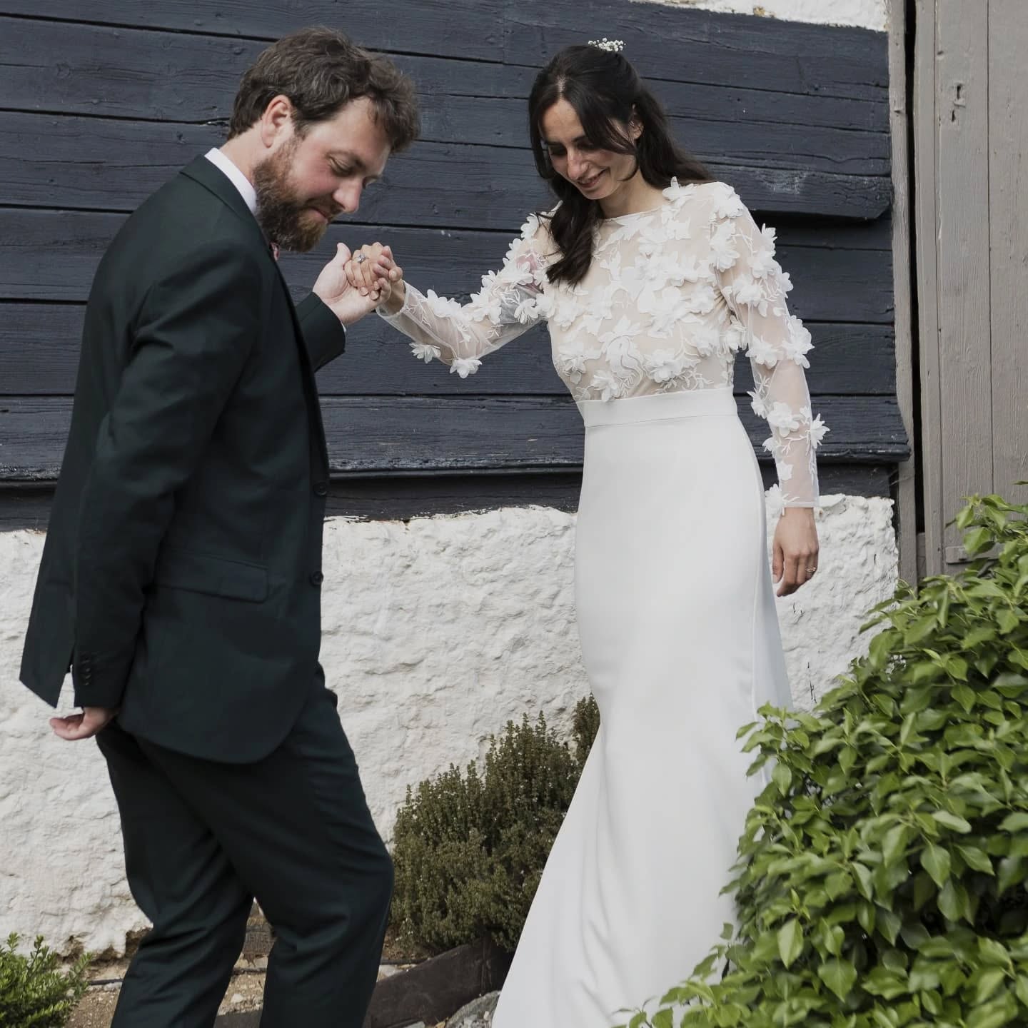Justine 🤍
Justine tout en élégance et modernité dans sa robe de mariée sur mesure, un haut en dentelle avec un beau décolleté en V dans le dos et cette dentelle en 3d qui donne du caractère à la robe, un jupe fluide en crêpe avec une fente et jolie traîne viennent prolonger la silhouette.
📸@itsweddingtime_