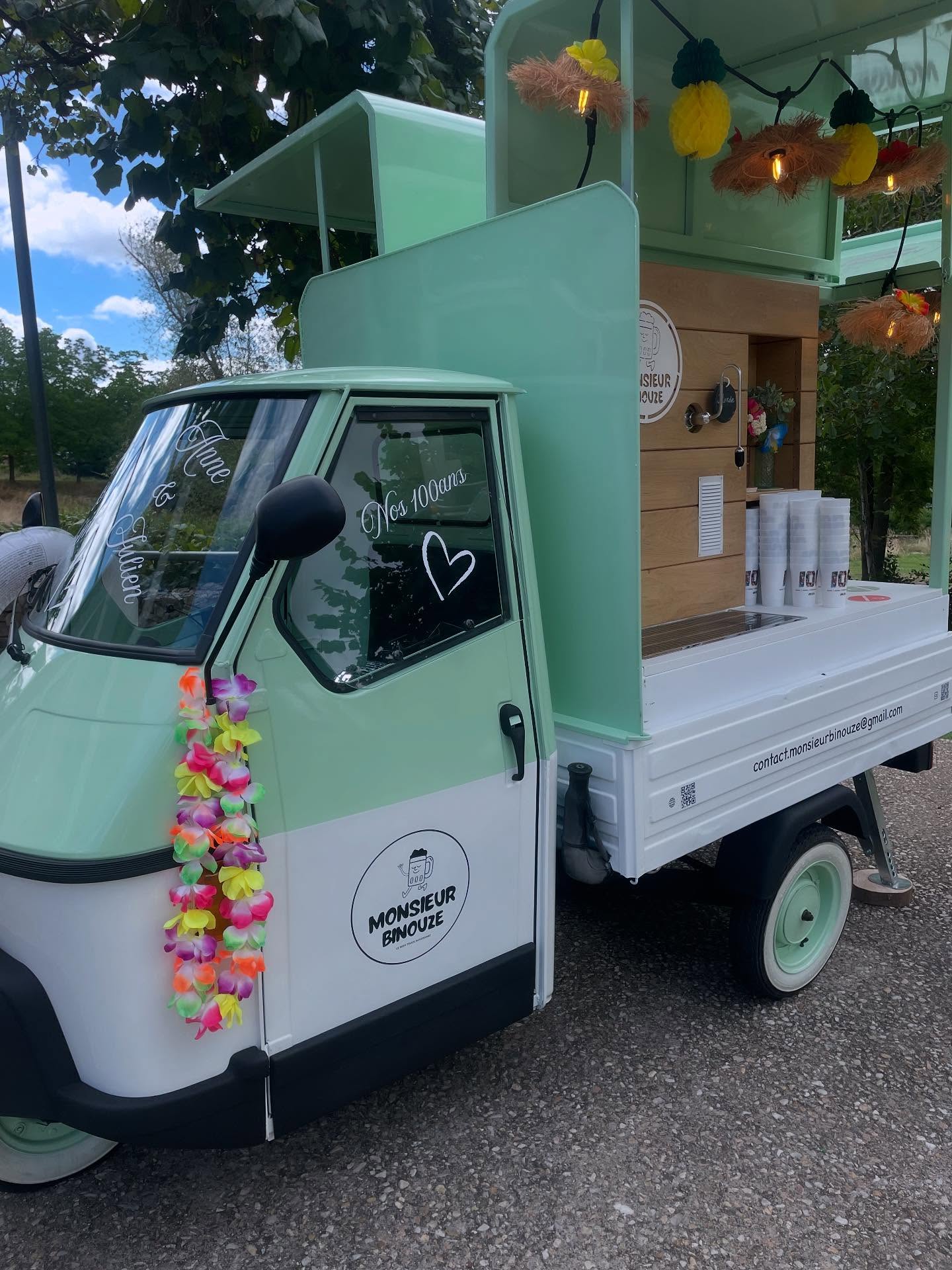 🍺✨ Monsieur Binouze en mission spéciale ✨🍺
Pour fêter en beauté les 100 ans cumulés de Anne, Julien, Clémence et Noémie 🎉 (oui oui, on a compté 😉), notre Piaggio préféré a sorti ses plus belles bulles et ses plus belles mousses !
Merci à vous 4 pour votre confiance et votre énergie 🔥
Vous avez prouvé que l’amitié + la bière pression = combo gagnant 💛
Longue vie aux souvenirs partagés et aux pintes bien tirées par Monsieur Binouze 🍻
#MonsieurBinouze #BeerTime #AnniversaireDeLégende #TriporteurQuiRouleLaMousse#piaggio