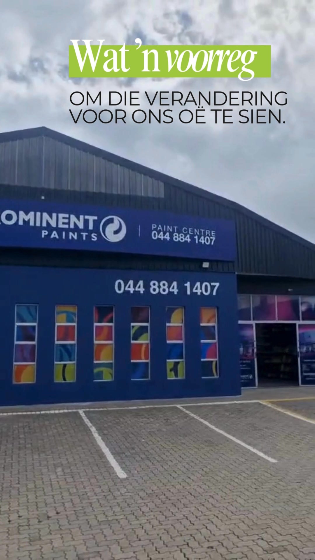 Masking tape, verfkwaste, ’n kas of twee om op te staan 😅 … en voor ons oë verander ’n bekende gebou in George heeltemal.
Wat ’n lekker projek om deel van te wees! Dankie Prominent Paints SA (George) dat julle ons vertrou het om julle tuiste 'n nuwe baadjie te gee.