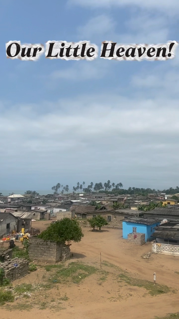 The local ambiance, so beautiful #afiki #beachlife #ankwanda #village #exploremore #exposure #tradition #fishing #afikibeachhouse #elmina #festivevibes