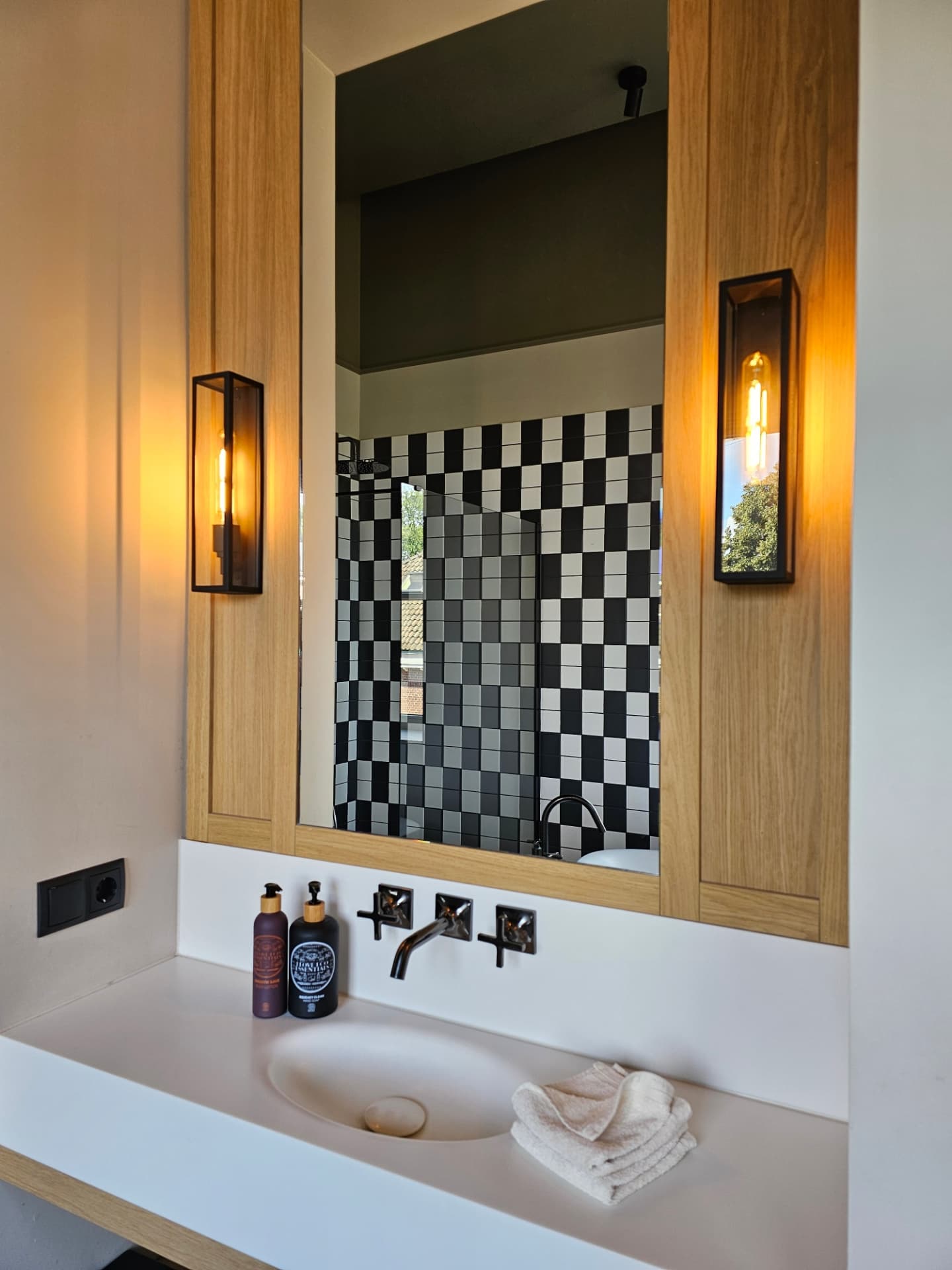 Anderhalve week vakantie! En die luiden Mark en ik in met een verblijf bij @hotelryder, twéé nachtjes zonder kids. Dat is even geleden🤩 En zijn we toevallig nog vijf jaar getrouwd ook😇♡ De kamer is alvast genietennn. Nice touch: binnenkomen met muziek uit dat fijne radiootje op foto 3!
#interieur #badkamer #hotel #fortisabella #vught #brabant #mvitm